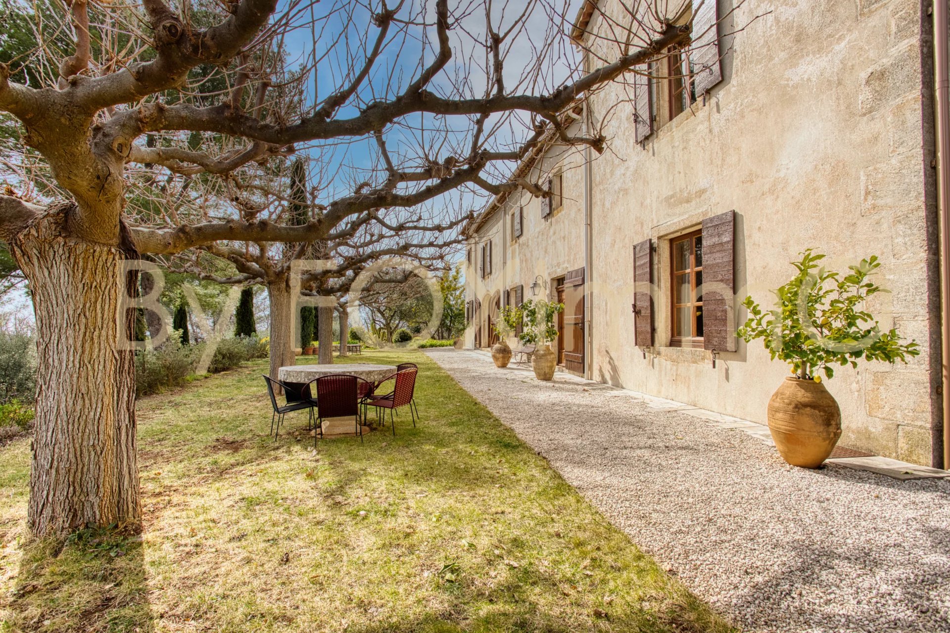 Côte d'Azur, near Grasse and Cannes, magnificent villa, Bastide in absolute peace and quiet, dominant position, panoramic view, swimming pool, grounds with olive trees