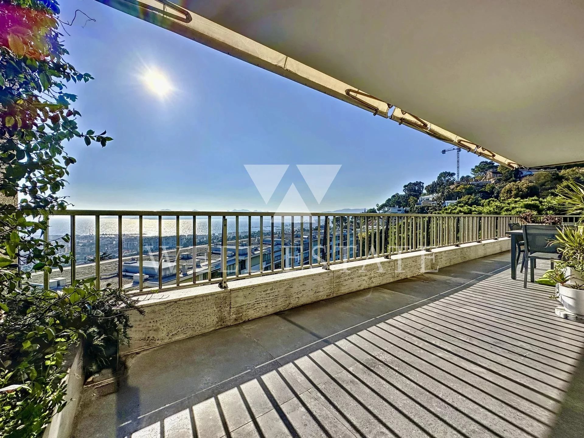 CANNES CALIFORNIE 3/4 BEDROOM RENOVATED APARTMENT 166M2 SEA VIEW .
