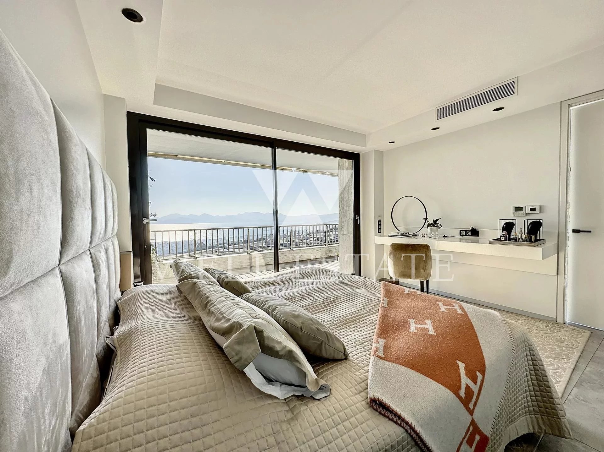 CANNES CALIFORNIE 3/4 BEDROOM RENOVATED APARTMENT 166M2 SEA VIEW .
