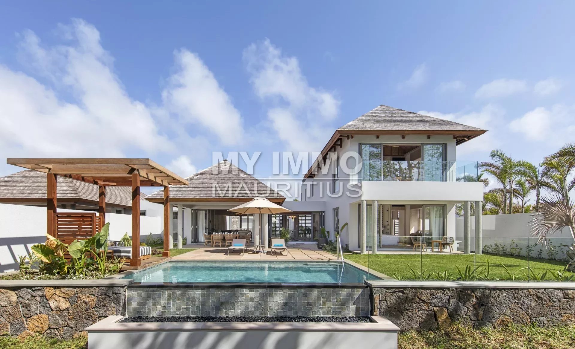 High standing villa with beach access