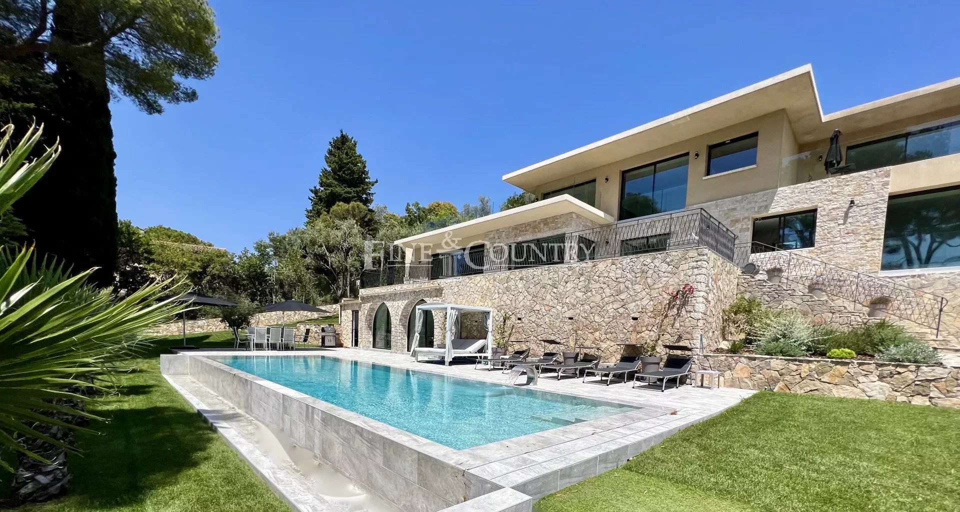 Villa for sale in Mougins with panoramic sea view Accommodation in Cannes