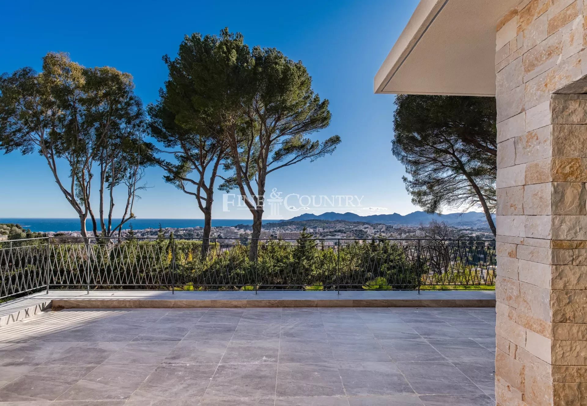 Villa for sale in Mougins with panoramic sea view