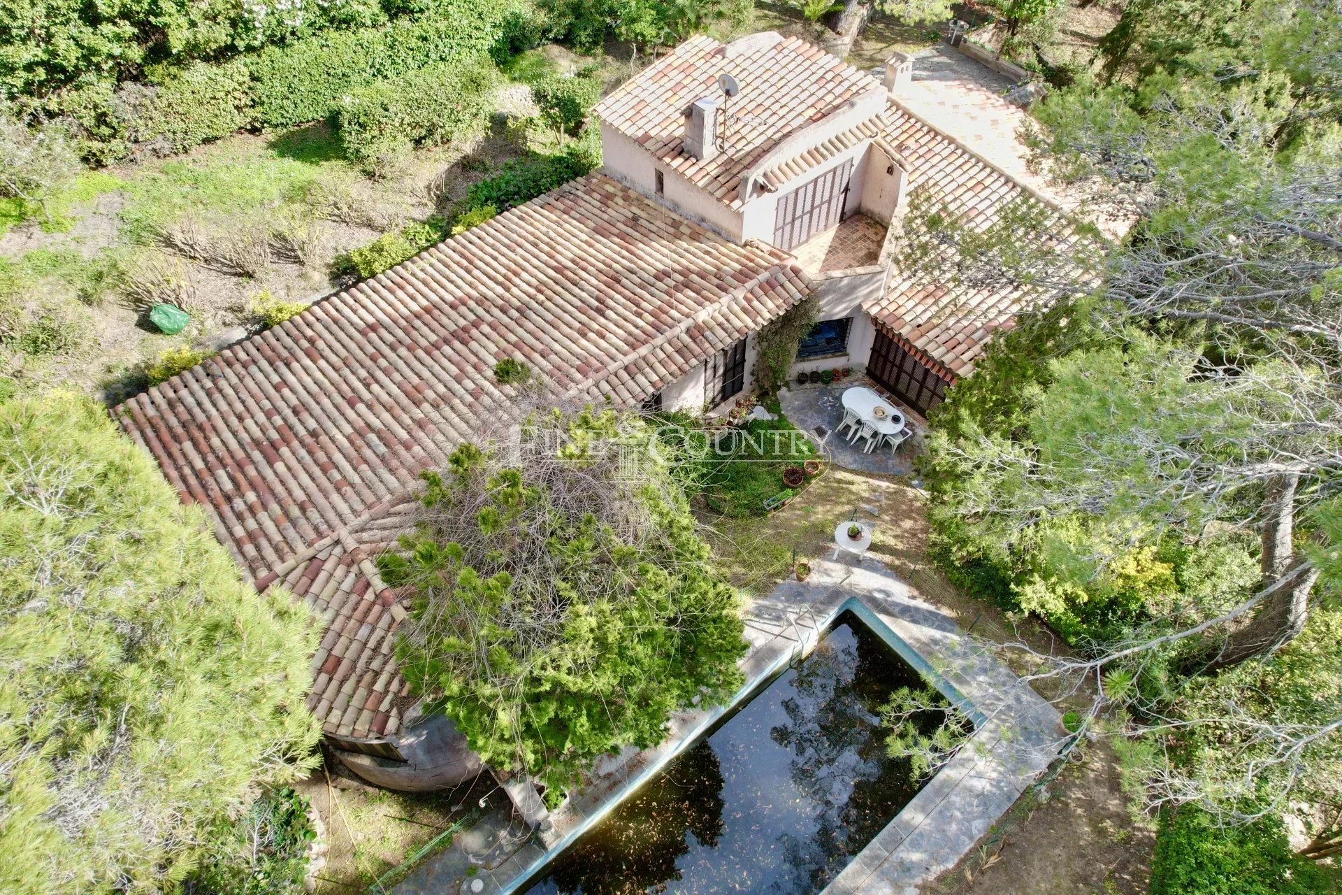 Villa for sale in Mougins in private domain to renovate