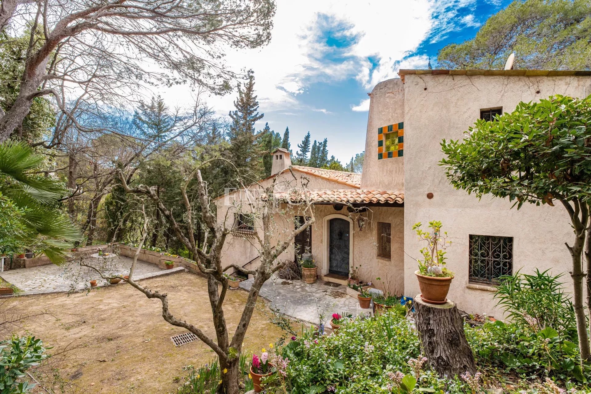 Photo of Villa for sale in Mougins in private domain to renovate