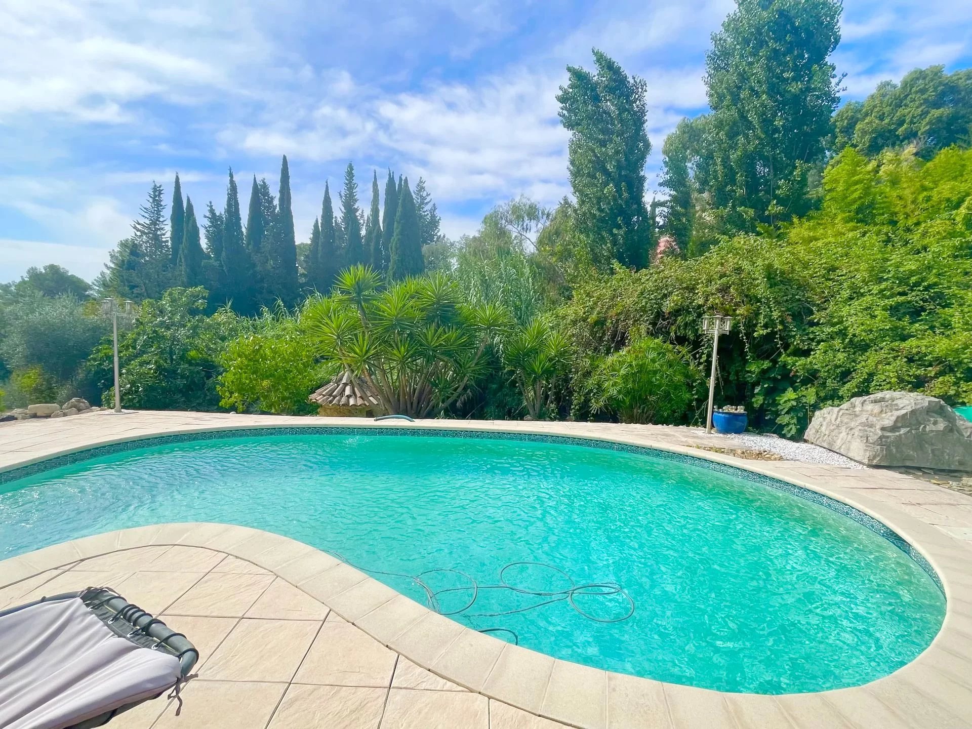 NICE PROPERTIE FOR SALE WITH SWIMMING POOL IN LA ROQUETTE