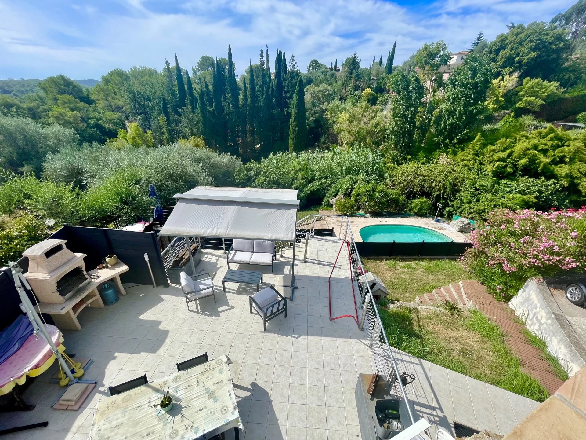 NICE PROPERTIE FOR SALE WITH SWIMMING POOL IN LA ROQUETTE