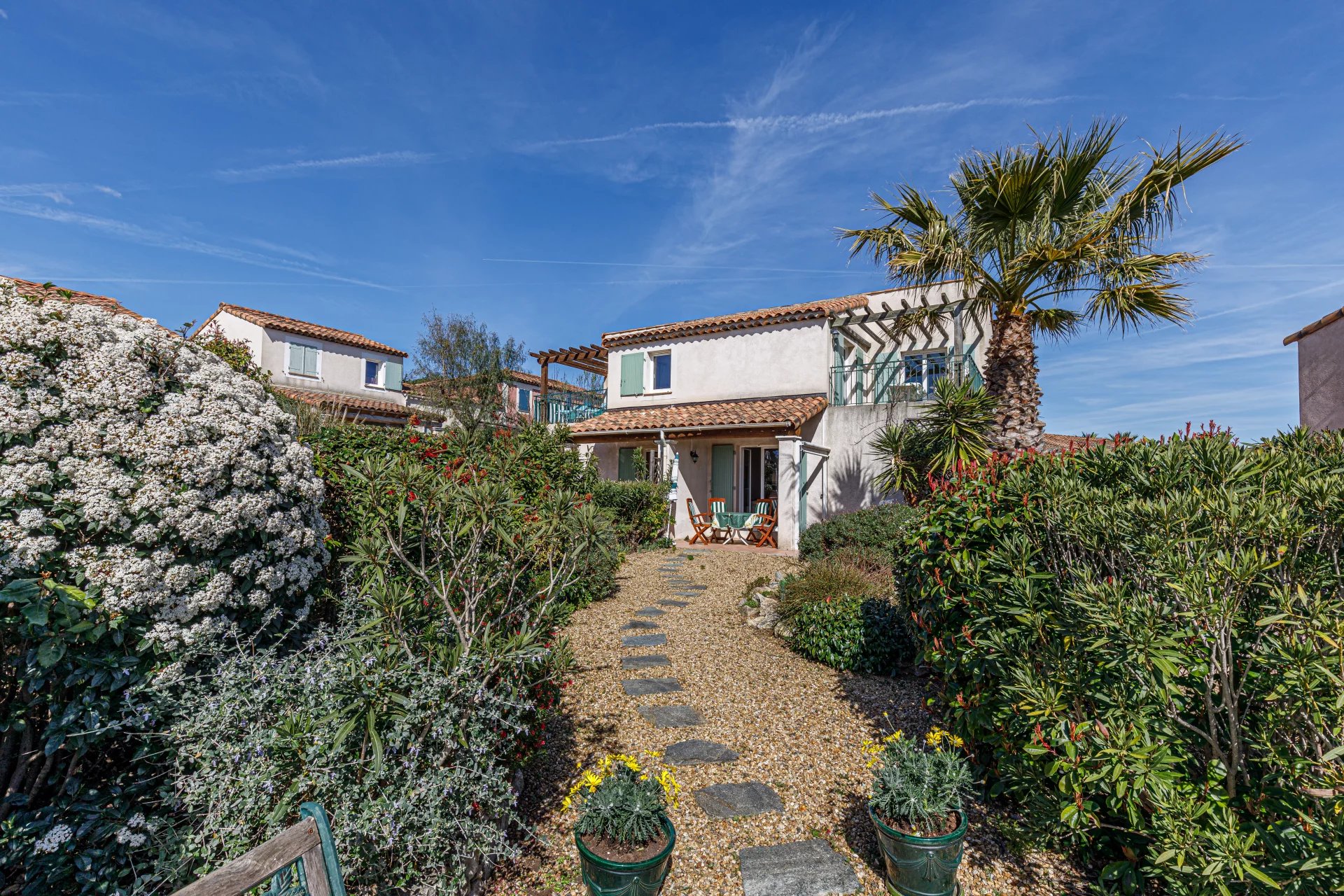 Maison jumelée, garage, parking, résidence avec piscine à Roquebrune-sur-Argens