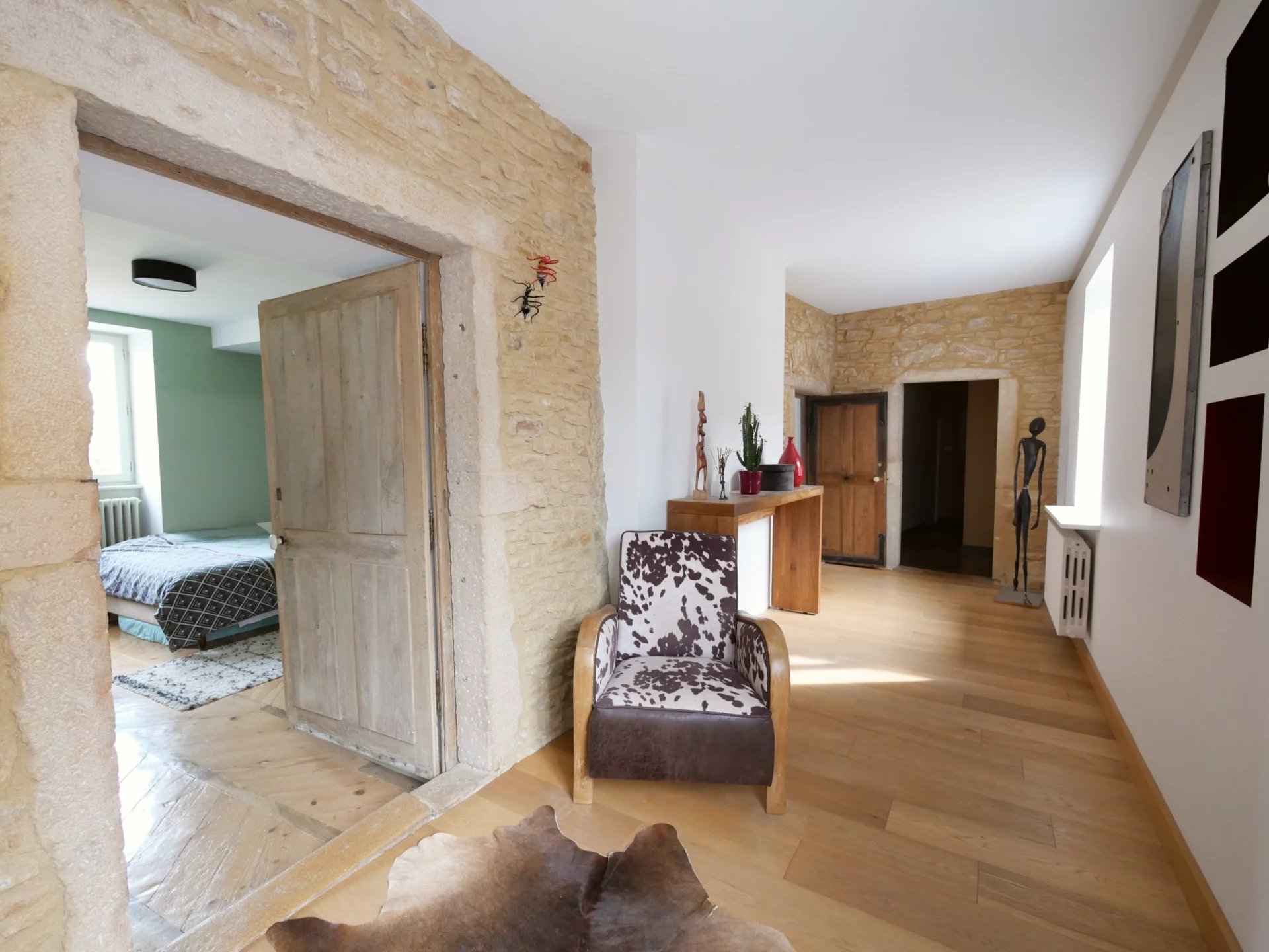 SOUS COMPROMIS
A 10 mn de Mâcon et proche de la gare TGV de Loché, dans la jolie commune de Vinzelles, découvrez cette maison de charme entièrement restaurée avec des prestations de qualité.
Cette belle bâtisse en pierre, élevée sur caves, dispose d'une surface habitable de 190 m². Elle se compose d'une belle entrée desservant un premier salon plein de charme avec poêle à bois, d'une superbe pièce à vivre de 57 m² avec cuisine entièrement équipée, espace salon et salle à manger, d'un cellier, d'une buanderie aménagée, d'un très beau dégagement desservant trois chambres et d'une salle de bains. Possibilité d'agrandir l'espace habitable avec des combles de 90 m² parfaitement aménageables.
Côté extérieur, la galerie Mâconnaise s'ouvre sur une charmante cour intérieure paisible et discrète avec de nombreuses dépendances permettant de belles possibilités d'évolution. 
Cette maison familiale bénéficie également d'un terrain de  455 m², situé juste en face de la propriété. 
Coup de c?ur assuré pour ce bien de caractère authentique mêlant avec merveille le cachet de l'ancien et le confort du contemporain. 
NOUVEAU DPE : Montant théorique de la consommation annuelle pour les usages recensés : entre 2340 euros et 3230 euros. Année de référence 2021.
Les informations sur les risques auxquels ce bien est exposé sont disponibles sur le site Géorisques : www.georisques.gouv.fr 
Honoraires à charge vendeurs.