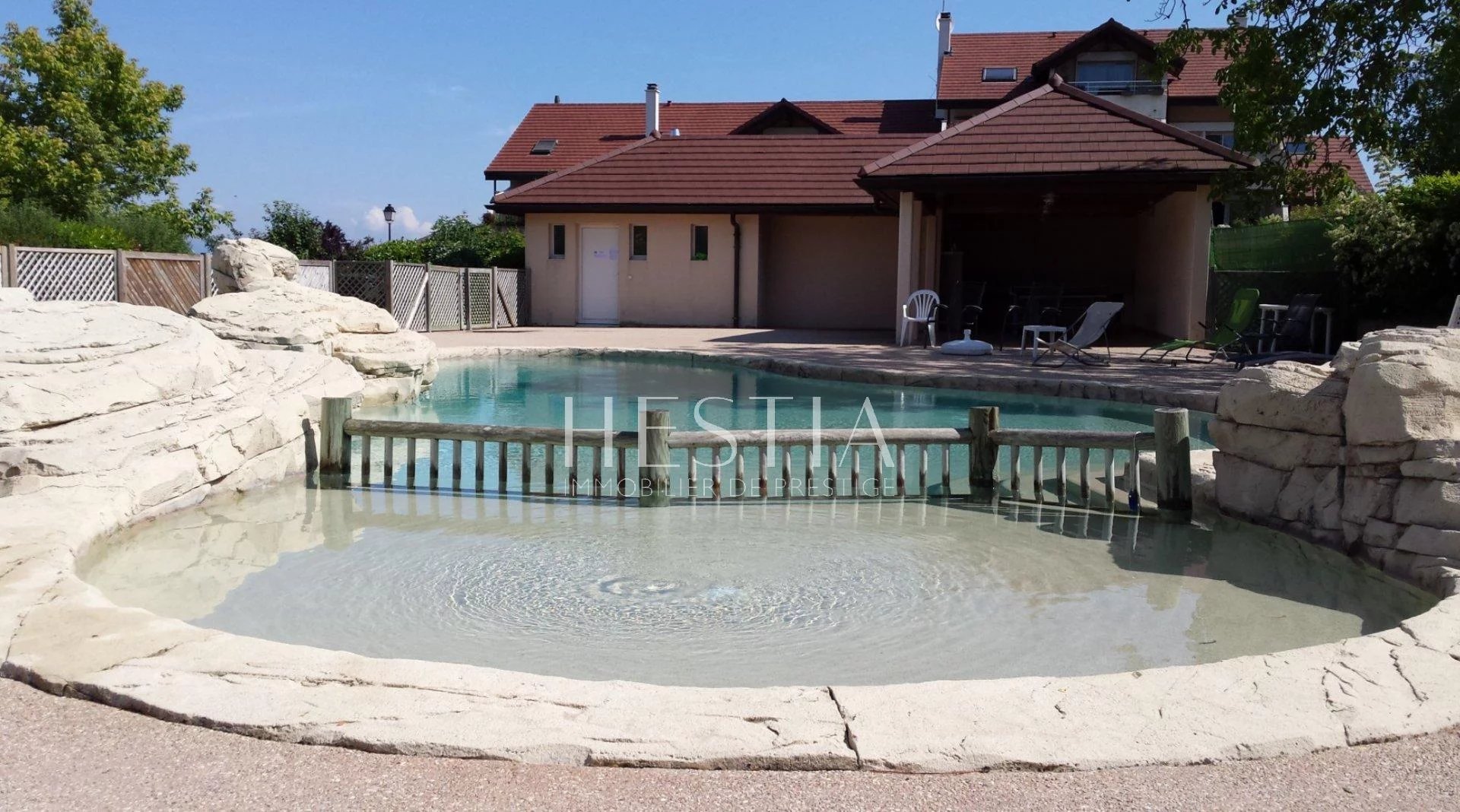Maison récente au sein d'un domaine privé avec piscine