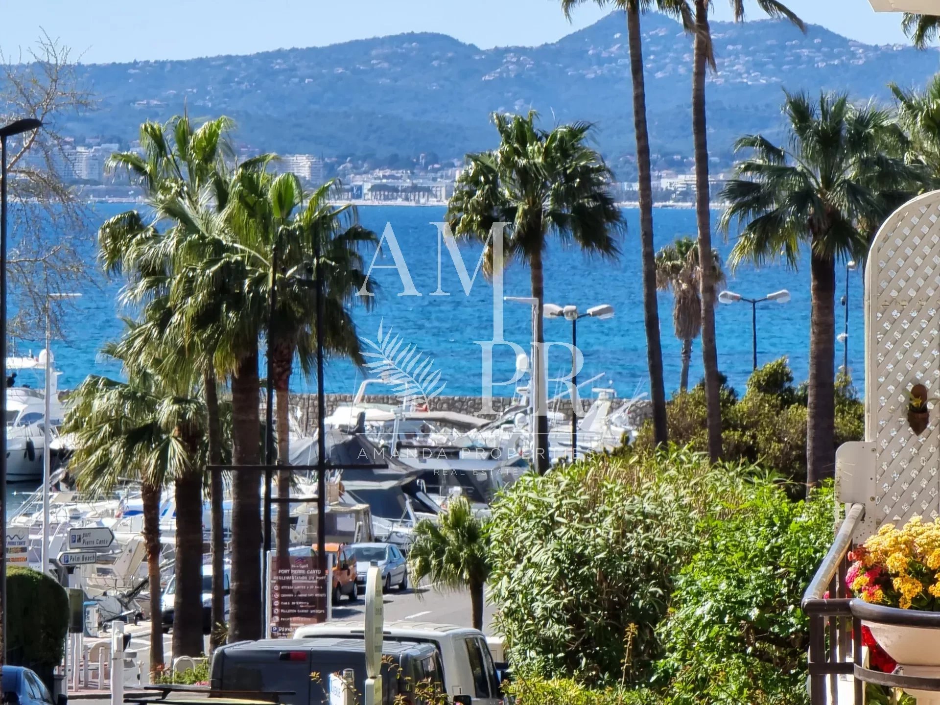 Cannes pointe Croisette - 3 room apartment 84 m2 - Small sea view