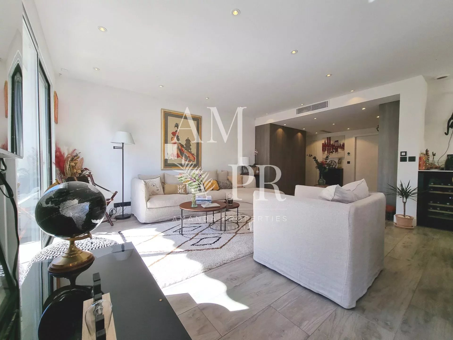 Cannes pointe Croisette - 3 room apartment 84 m2 - Small sea view