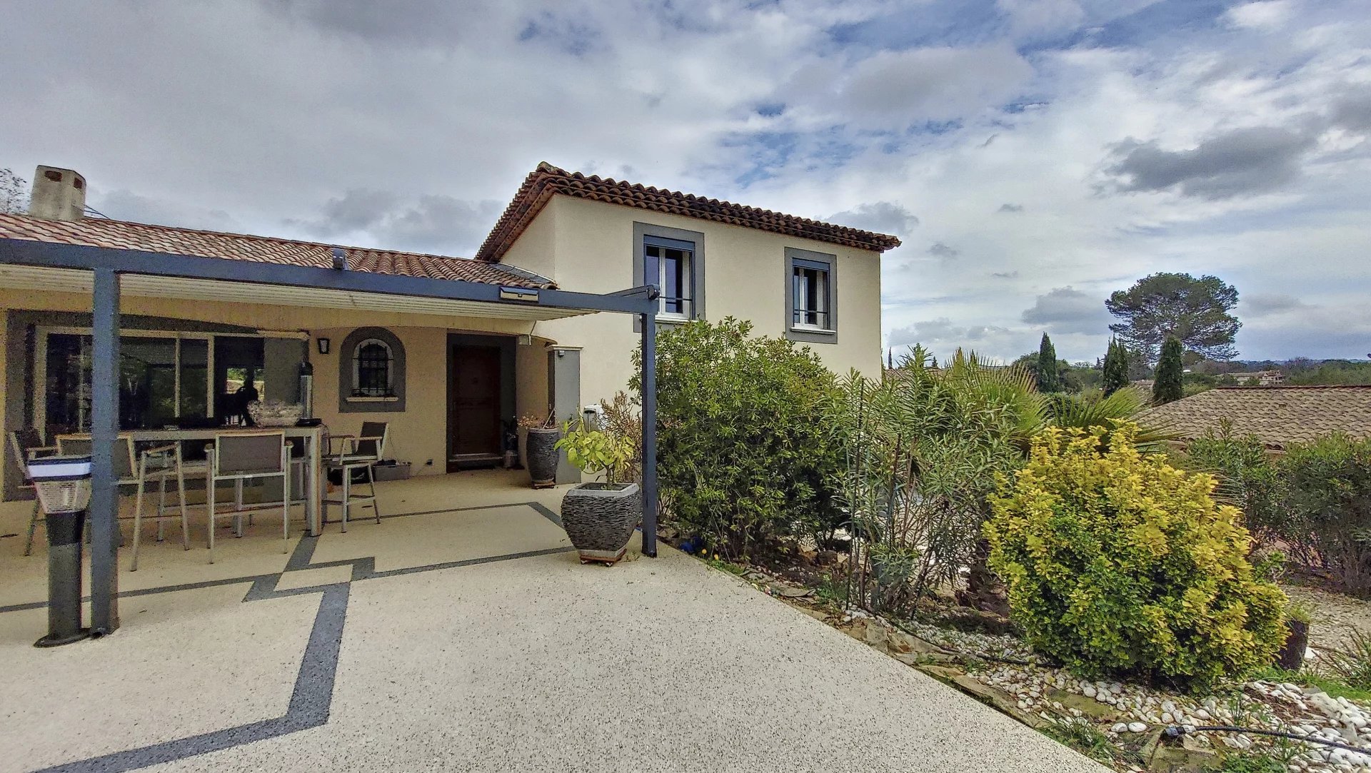 Brignoles-Villa contemporaine 4 chambres avec garage et piscine