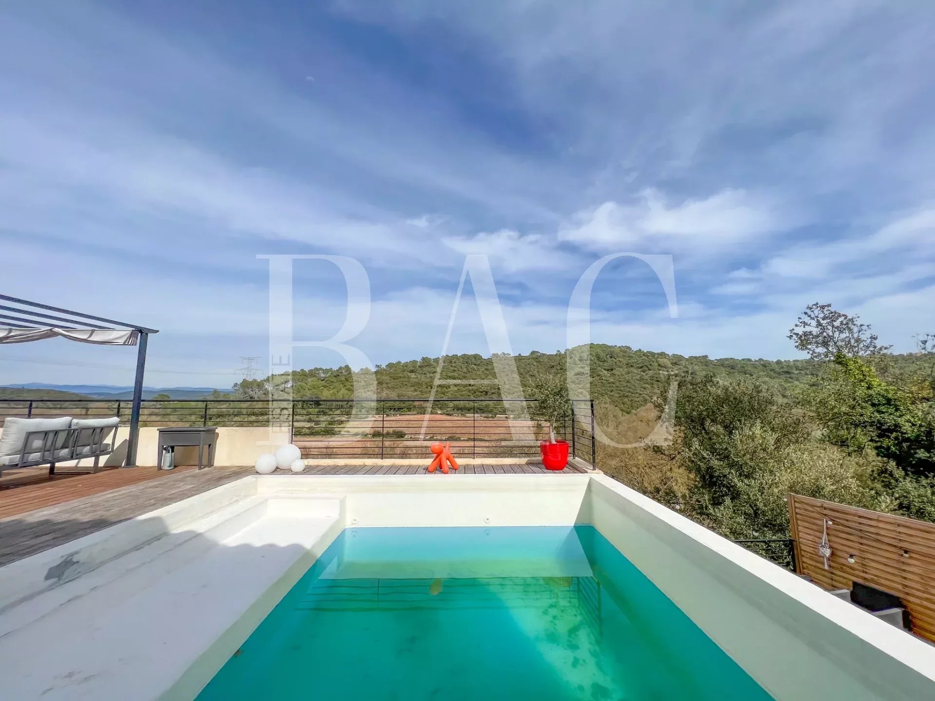 Flassans-sur-Issole, beautiful contemporary villa with panoramic views.