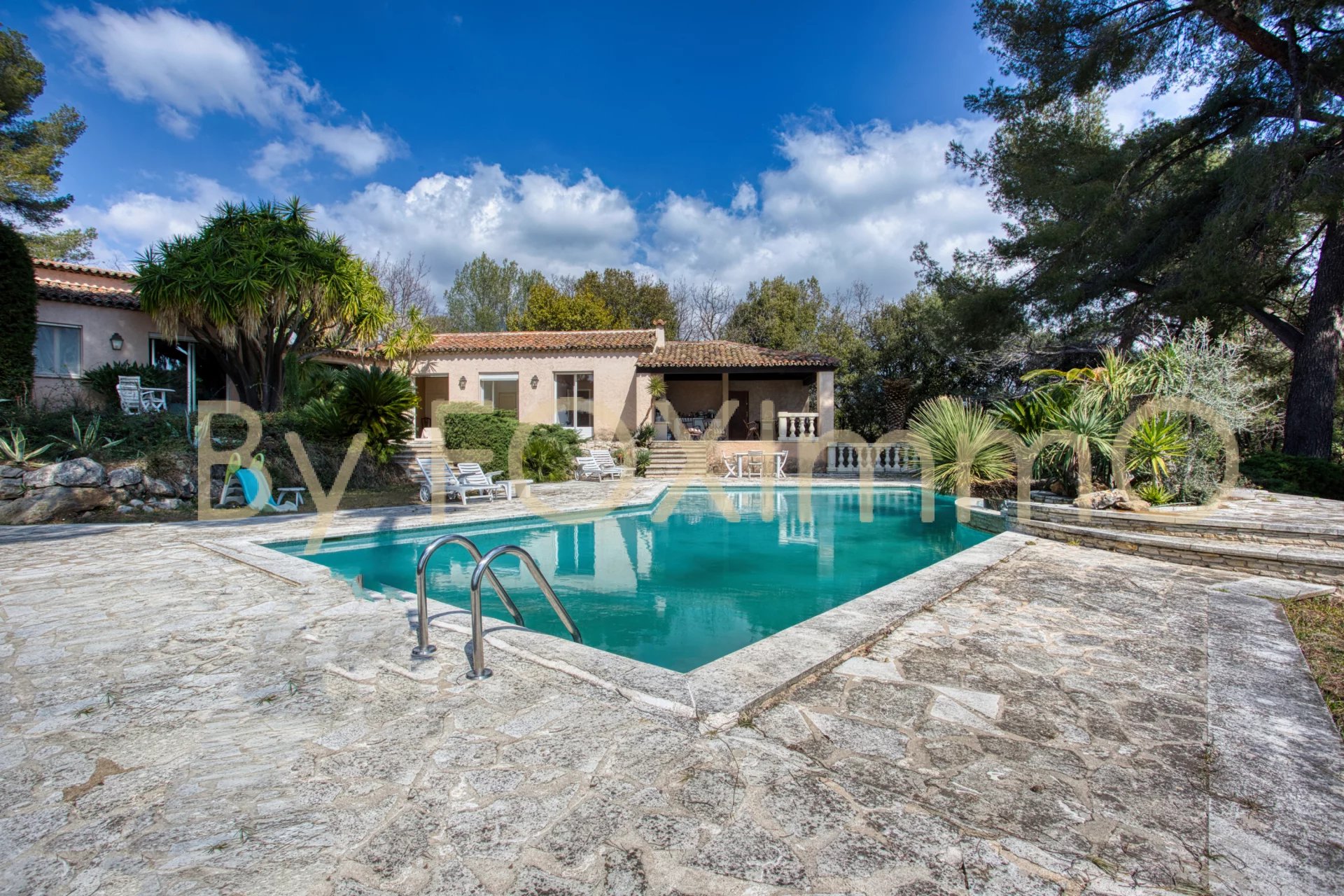 Sur la Côte d'Azur, au calme, grande propriété de plain pied, ,piscine, terrasses, parking, garage, position dominante