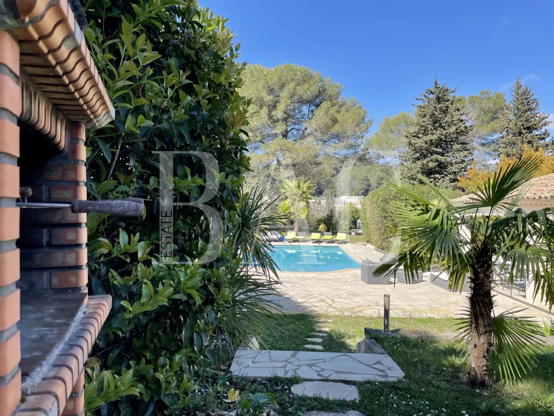 Off Market. Le Cannet, traditional villa on a flat plot of 3200M2