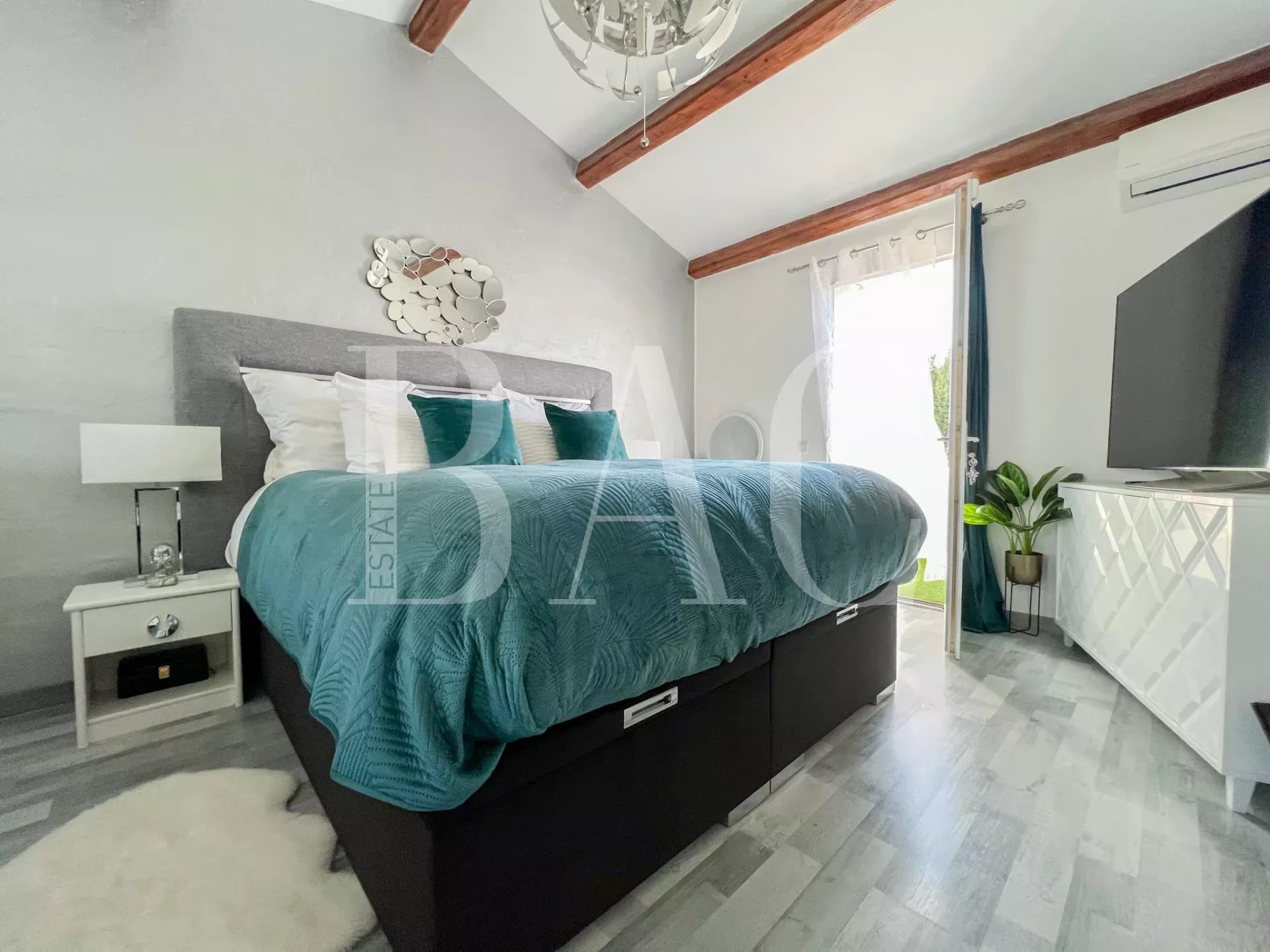 Roquebrune-sur-Argens, beautiful fully renovated villa with a view of the Rock.