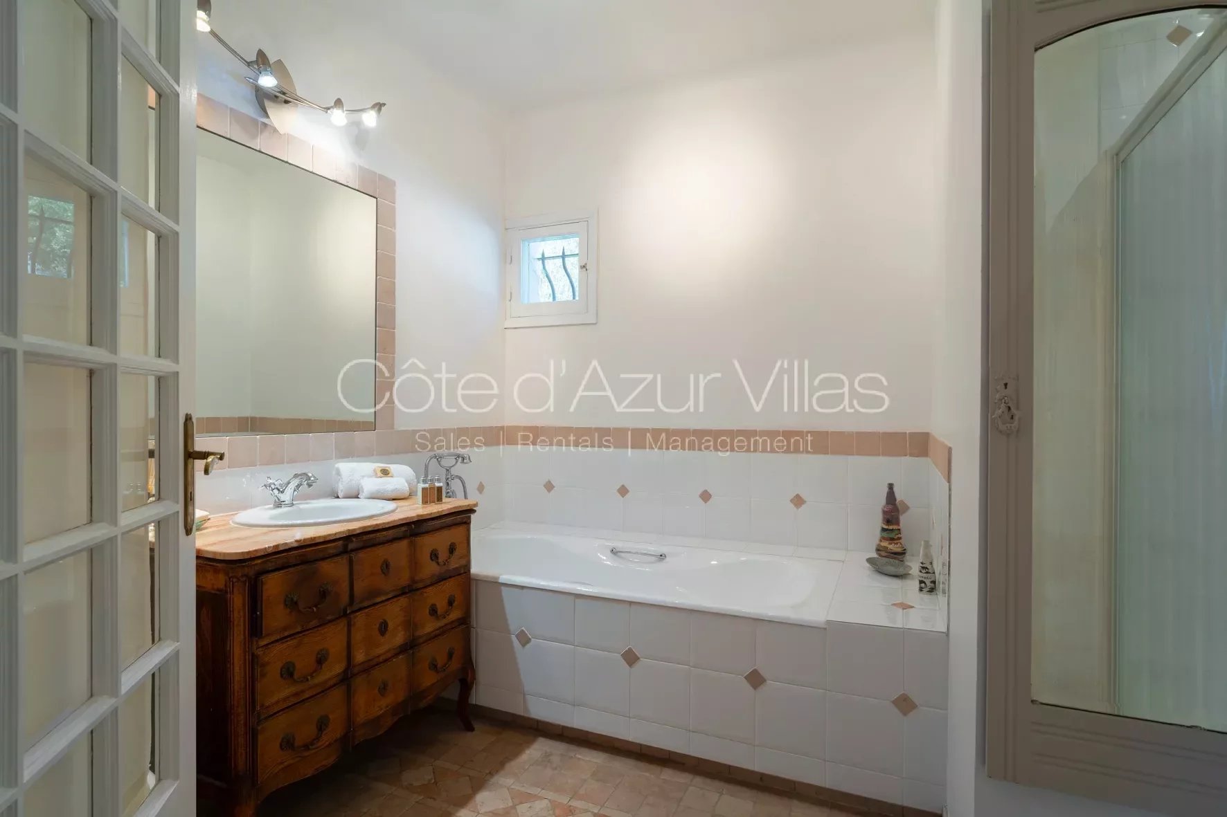 Vallauris - 5 bedroom villa in absolute quietness