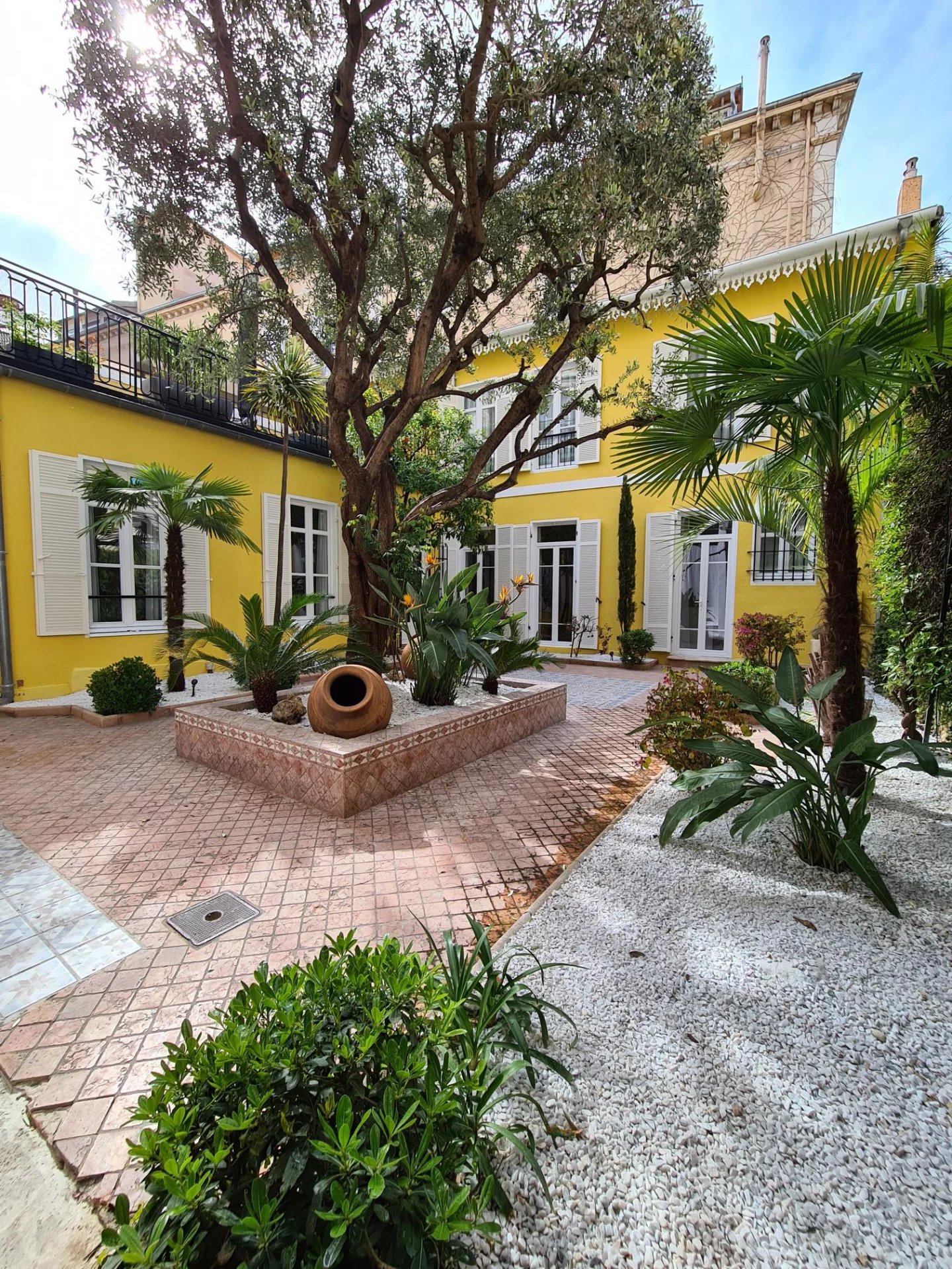 the June, secluded and stylish mediterranean villa for sale in the centre of Cannes
