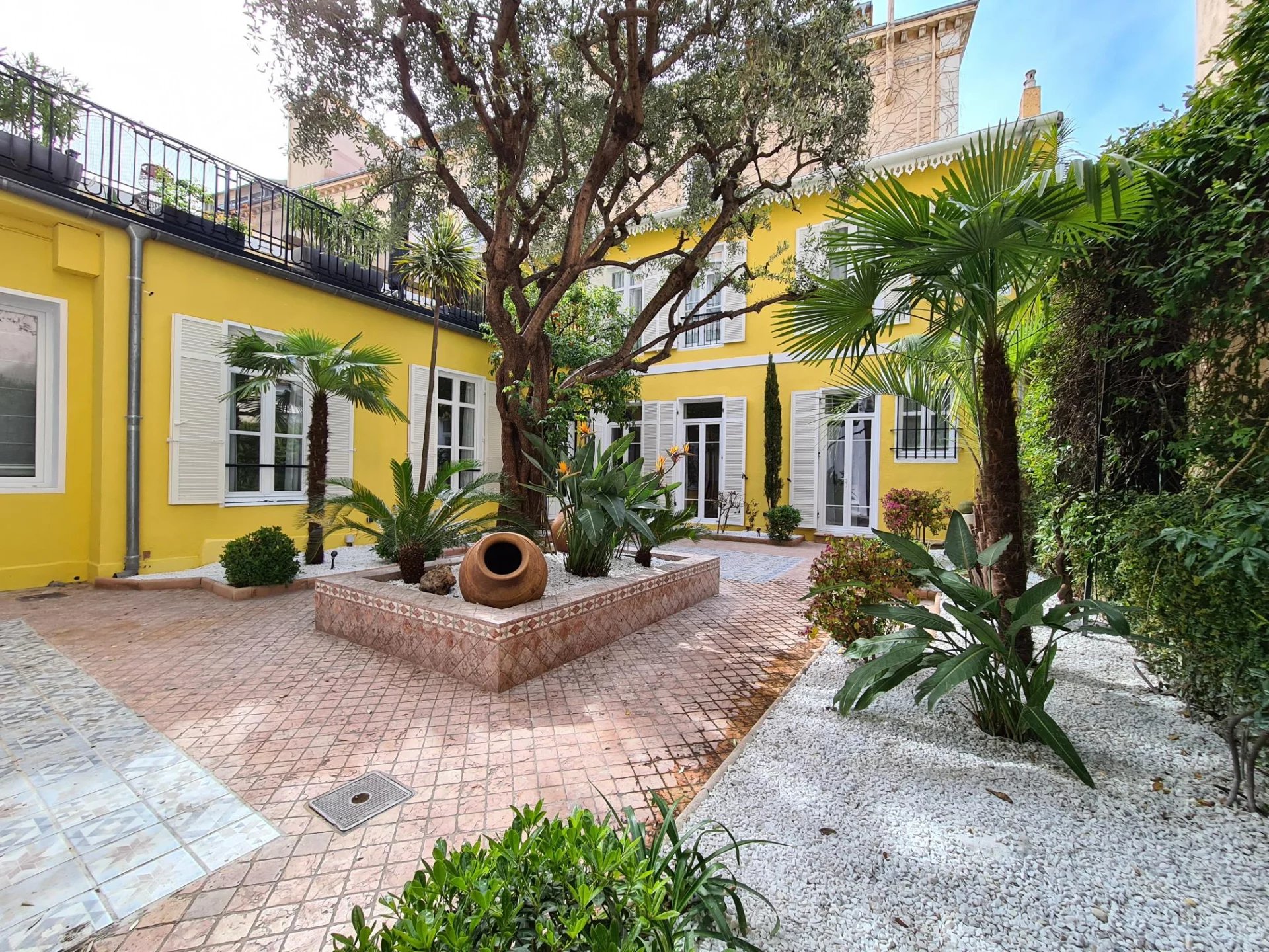 the June, secluded and stylish mediterranean villa for sale in the centre of Cannes