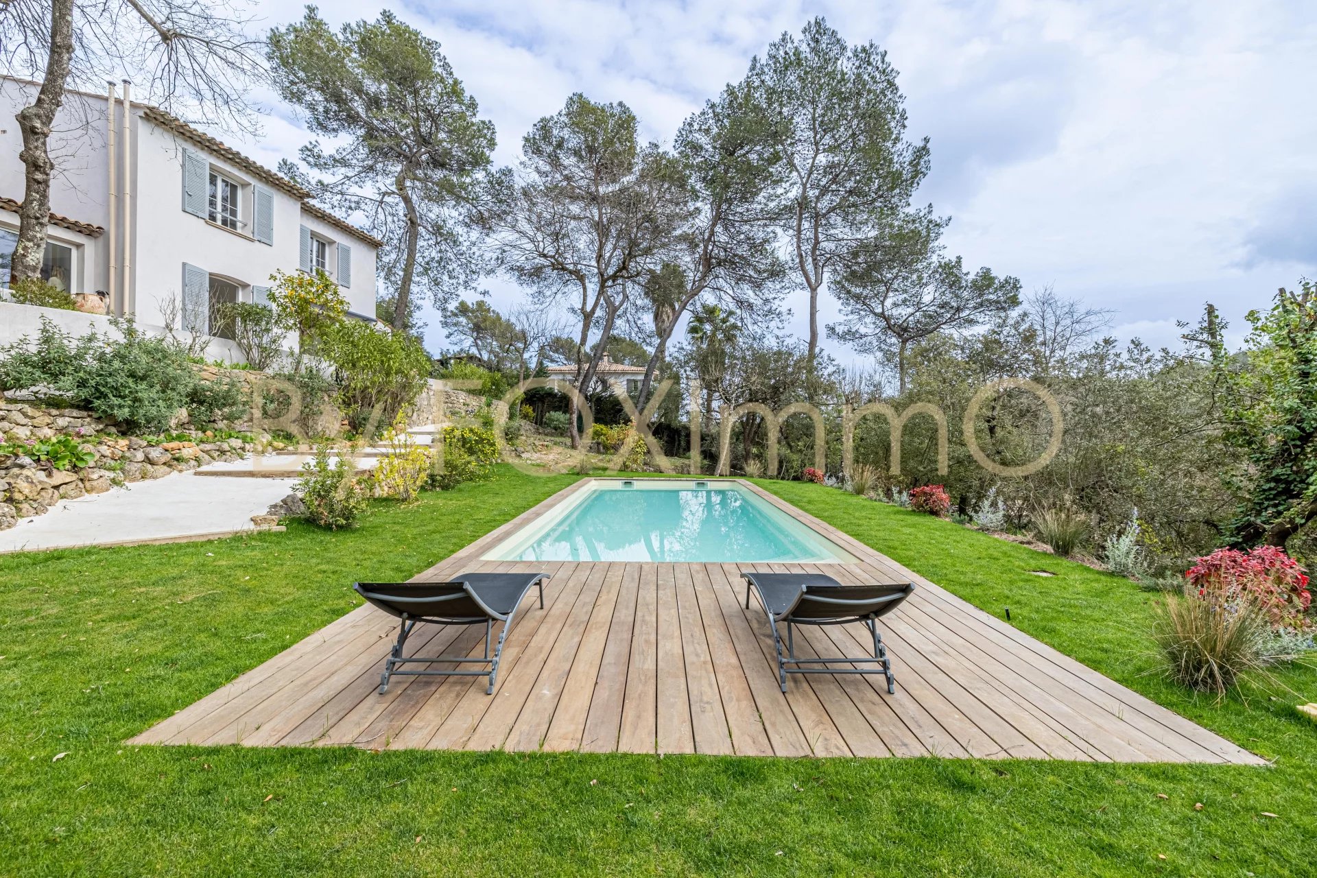 Sur la Côte d'Azur, Roquefort les Pins, Magnifique villa dans Domaine, entièrement rénovée , luxe, 4/5 chambres, piscines, Calme, Dominante