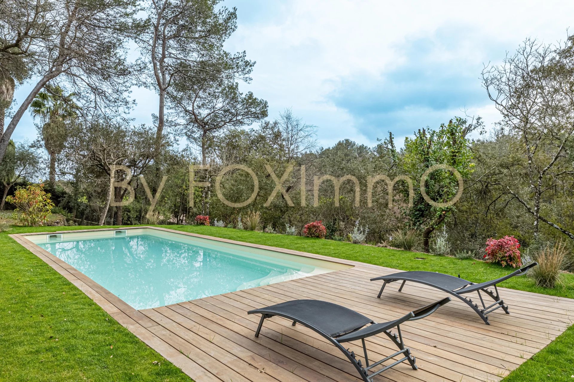 Sur la Côte d'Azur, Roquefort les Pins, Magnifique villa dans Domaine, entièrement rénovée , luxe, 4/5 chambres, piscines, Calme, Dominante