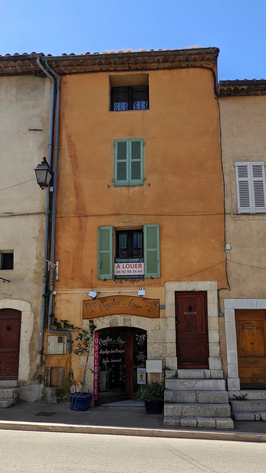 townhouse in the heart of the village of Valbonne