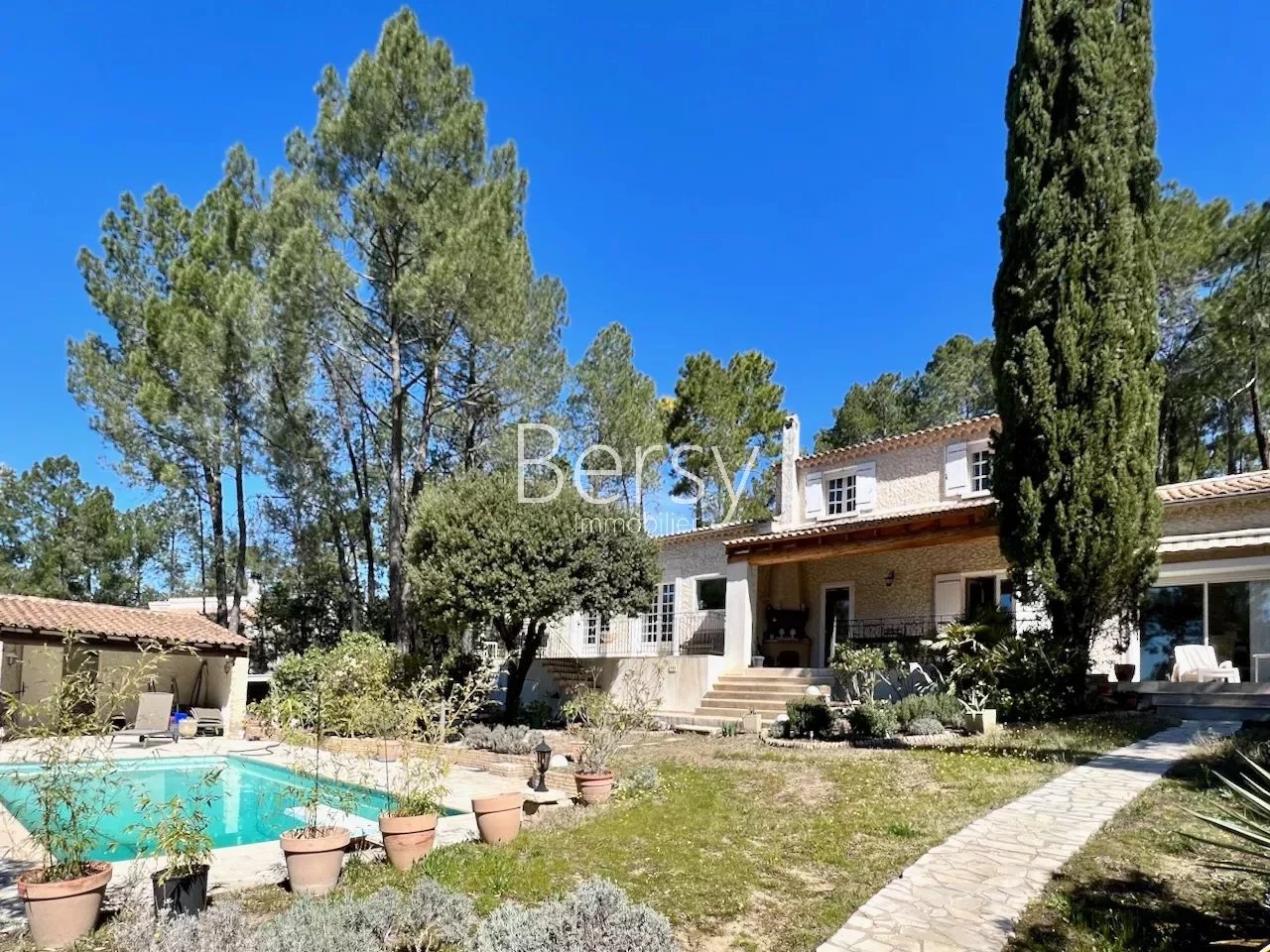 5 minutes from the center - dominant position - Villa 160m2 - 4 bedrooms (including 3 on the ground floor) - living room of 45m2 - 1370m2 of land with swimming pool