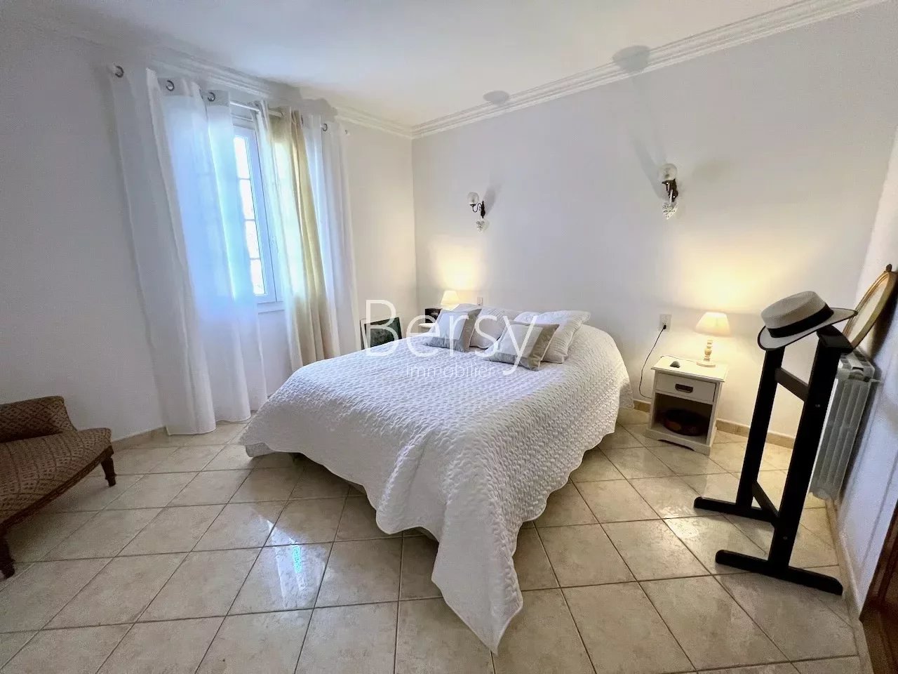 5 minutes from the center - dominant position - Villa 160m2 - 4 bedrooms (including 3 on the ground floor) - living room of 45m2 - 1370m2 of land with swimming pool