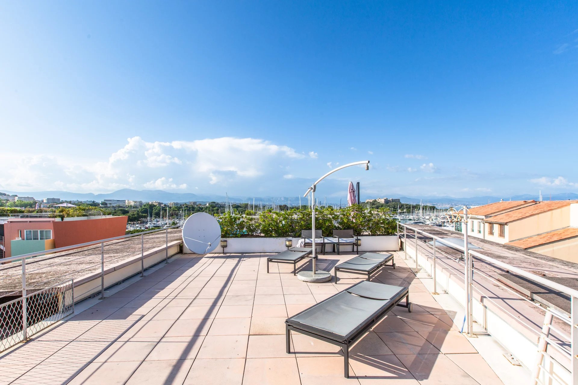 Apartment rooftop terrasse 3 bedrooms center Prestige pool Antibes