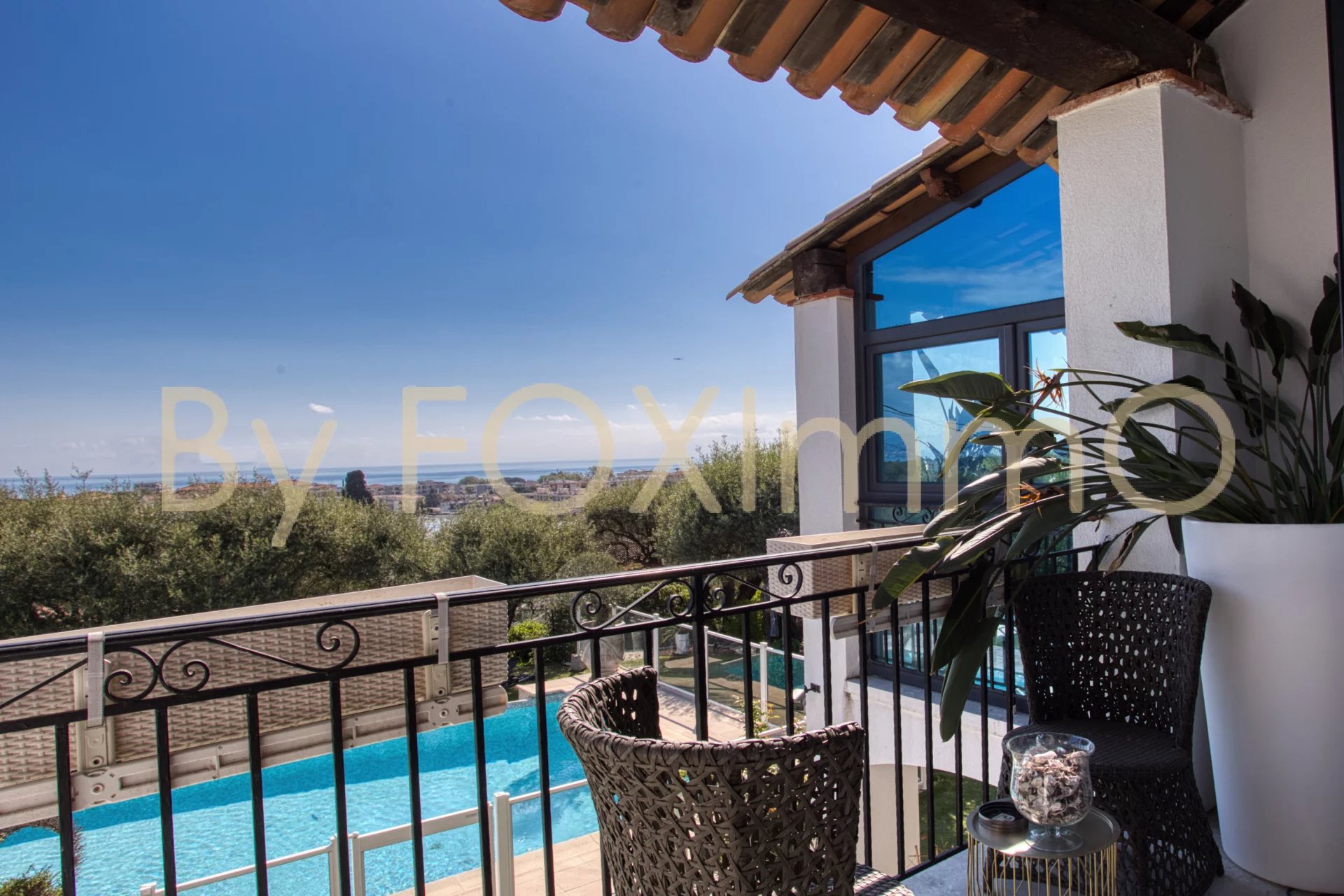 Sea view villa, 241m², fully renovated, swimming pool, terrace, garage, and parking.