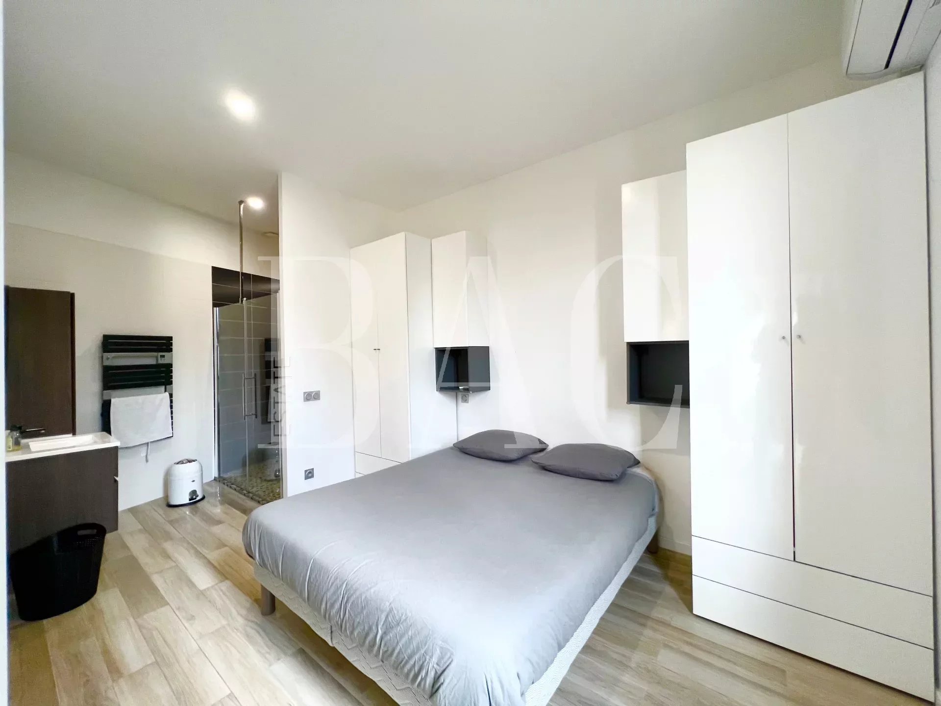 BORDEAUX-LE BOUSCAT，宏伟的现代住宅，设有独立工作室和按摩浴缸。