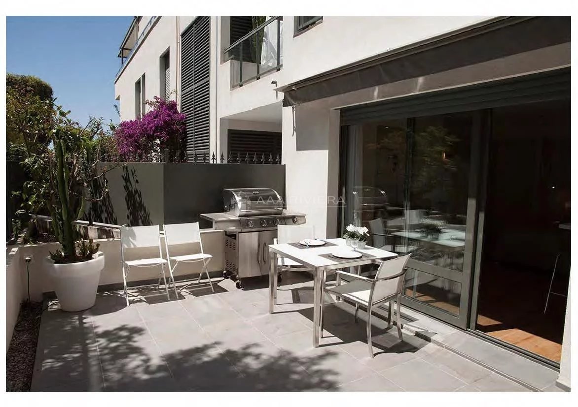 SOLD - SOLE AGENT - Juan les Pins / Cap d'Antibes - Studio with large terrace of 21 m2
