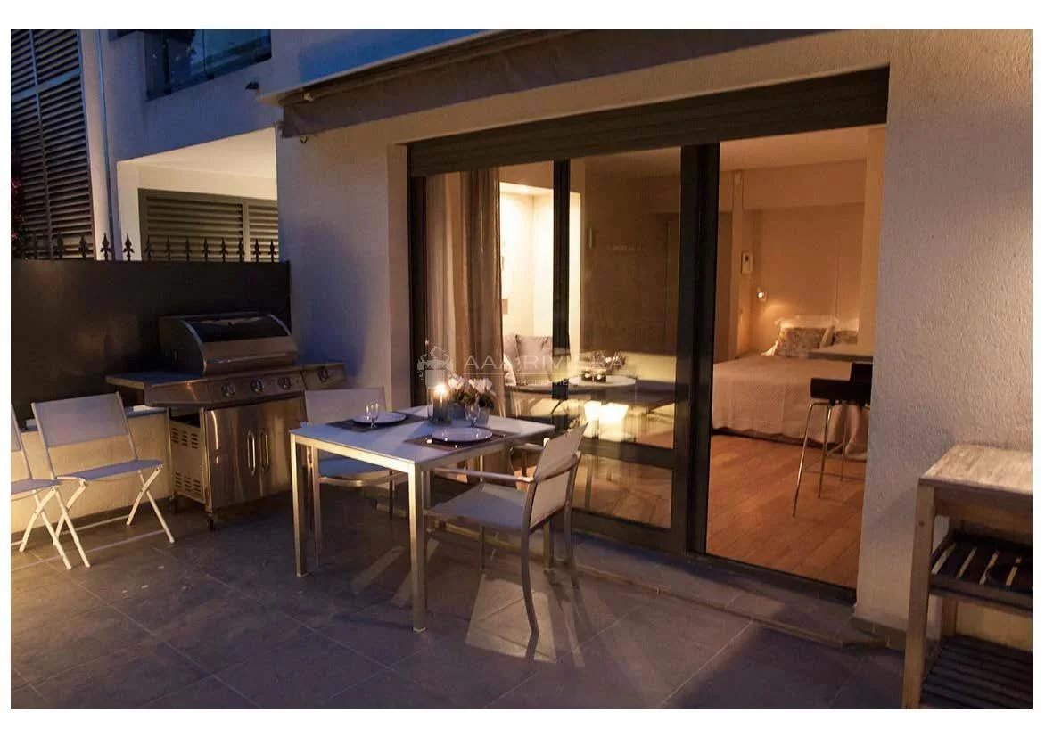 SOLD - SOLE AGENT - Juan les Pins / Cap d'Antibes - Studio with large terrace of 21 m2