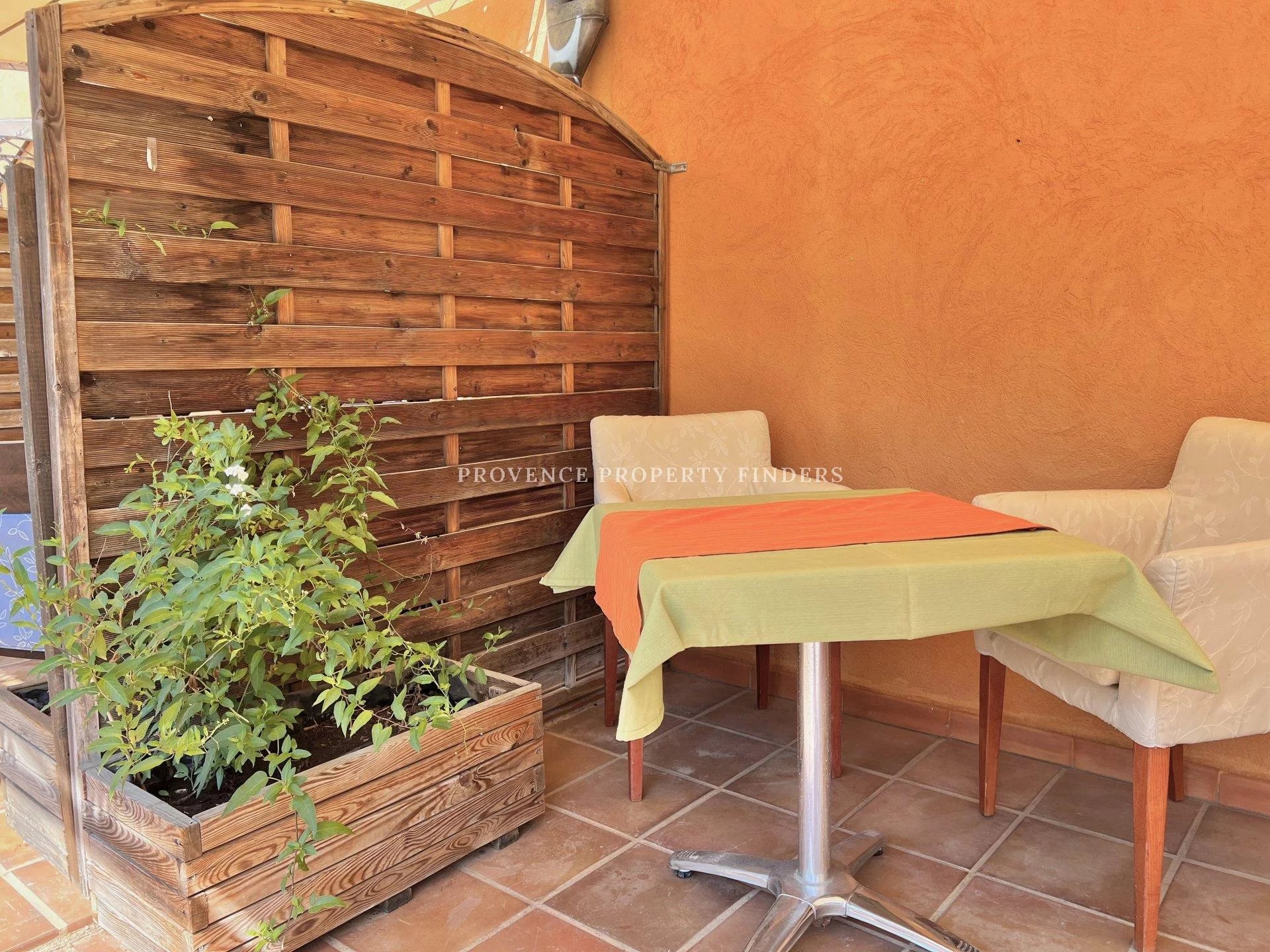 Small hotel with restaurant for sale in pittoresque Villecroze.