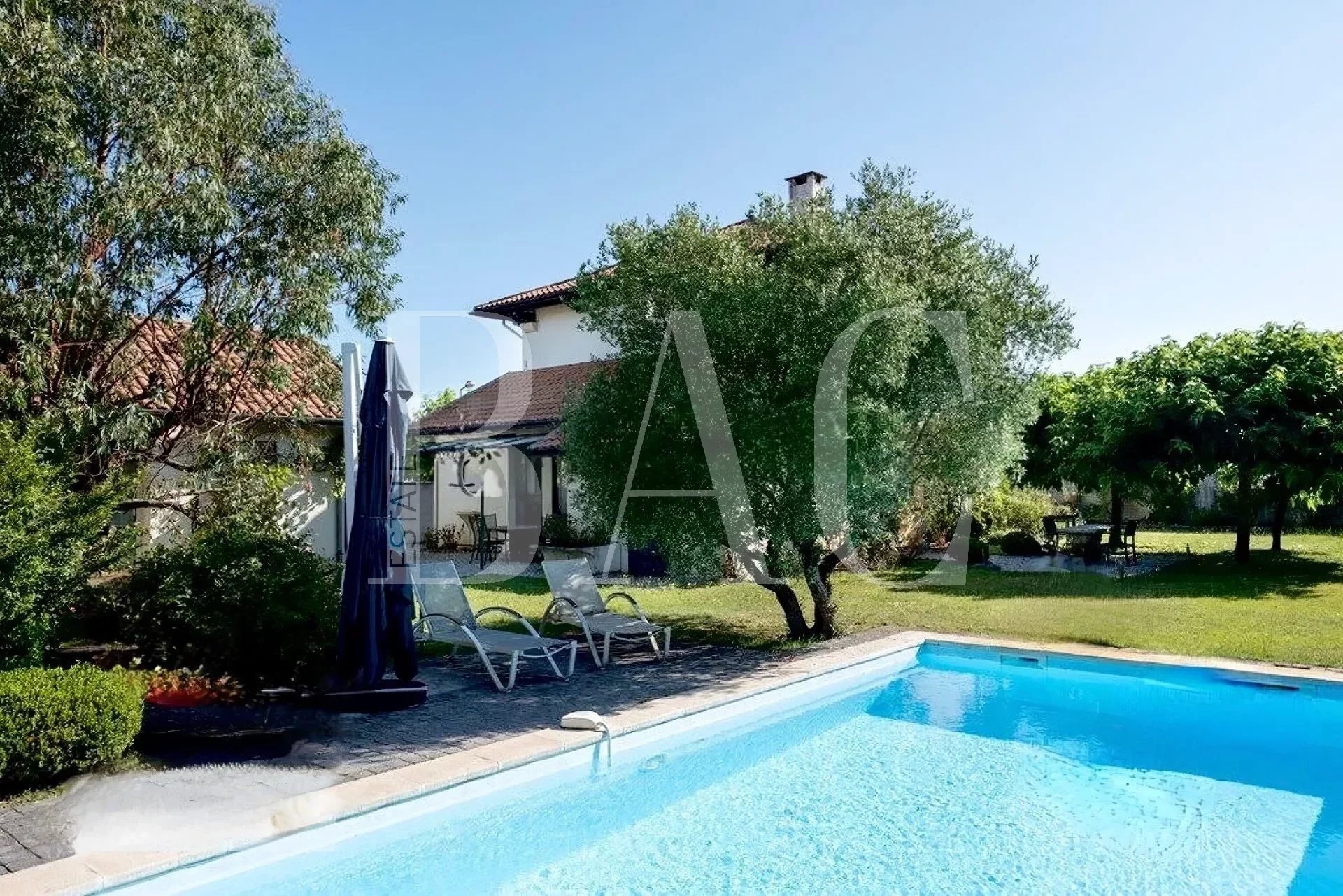 Saint-Julien-En-Born, Charming character house with swimming pool and outbuilding.