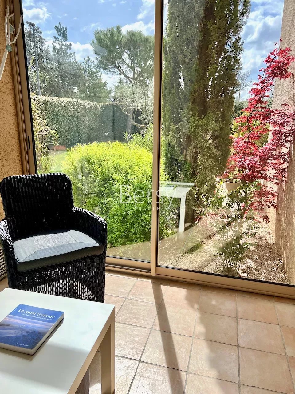 SOLE AGENT - 700 METERS FROM THE CENTER - SINGLE STOREY VILLA - 3 BEDROOMS - OUTBUILDINGS - LAND OF 1000m2 MAGNIFICENTLY SPORTED WITH OLIVE TREES - SWIMMING POOL