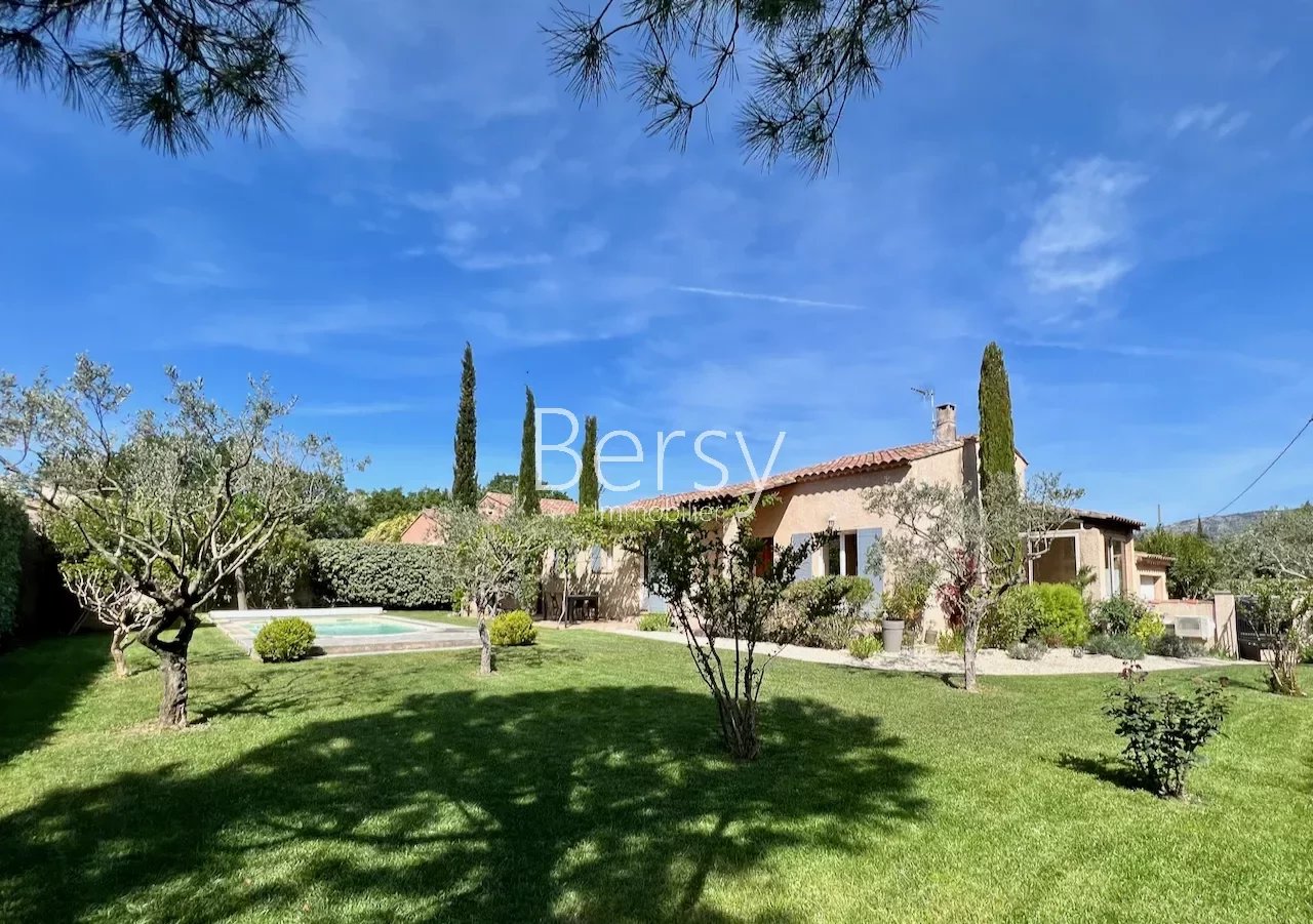 SOLE AGENT - 700 METERS FROM THE CENTER - SINGLE STOREY VILLA - 3 BEDROOMS - OUTBUILDINGS - LAND OF 1000m2 MAGNIFICENTLY SPORTED WITH OLIVE TREES - SWIMMING POOL