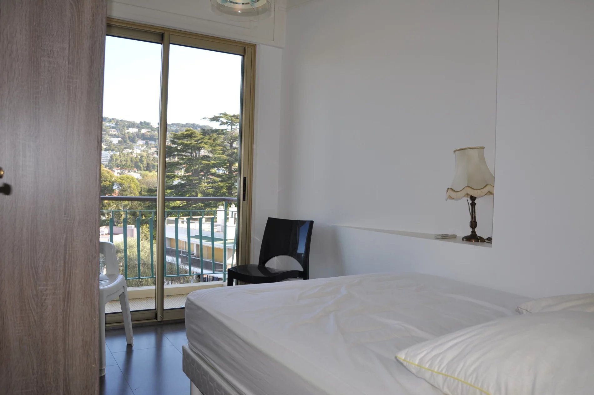 Charmant appartement de 3 chambres au 5ème étage avec une vue spectaculaire sur la mer.