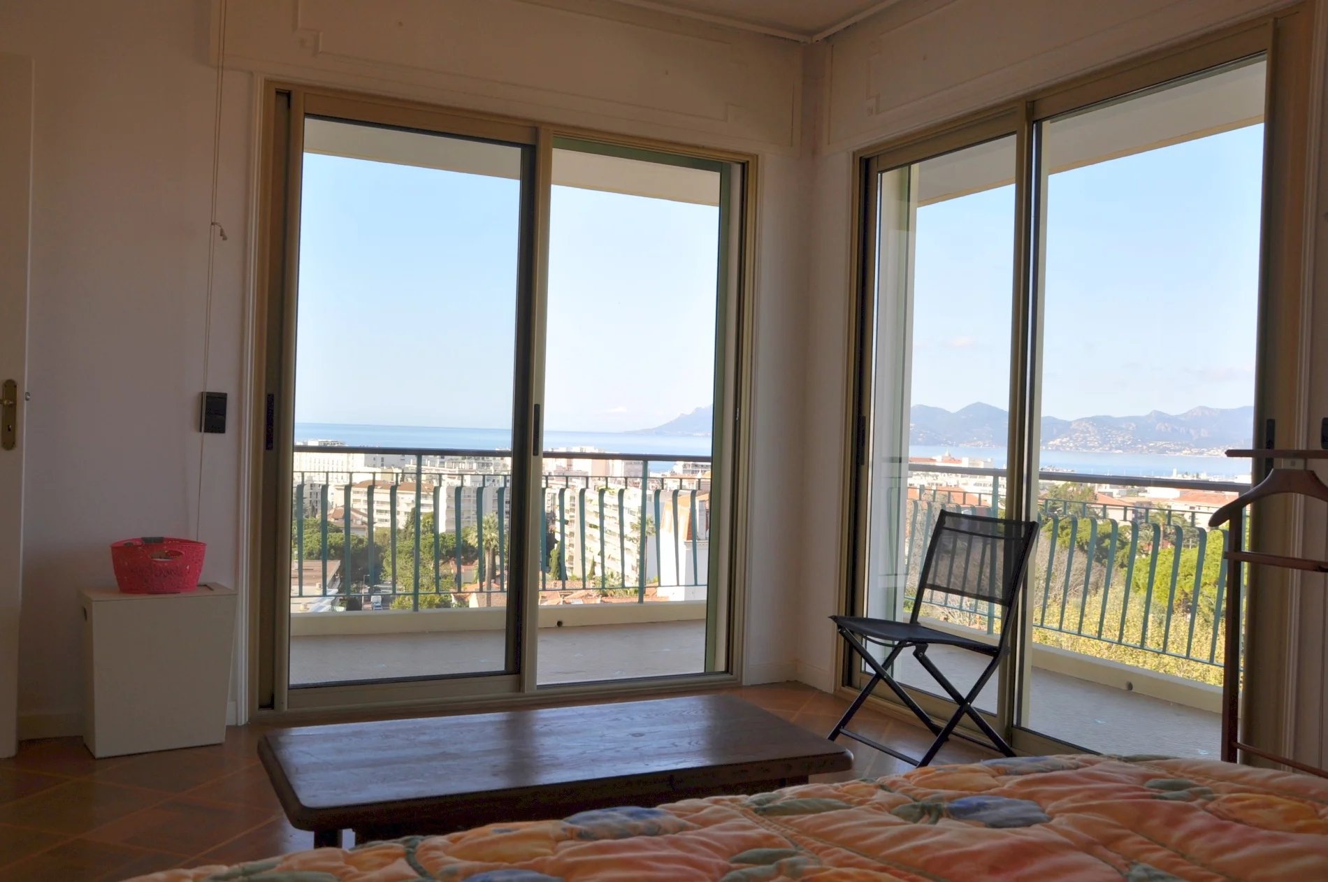Charmant appartement de 3 chambres au 5ème étage avec une vue spectaculaire sur la mer.