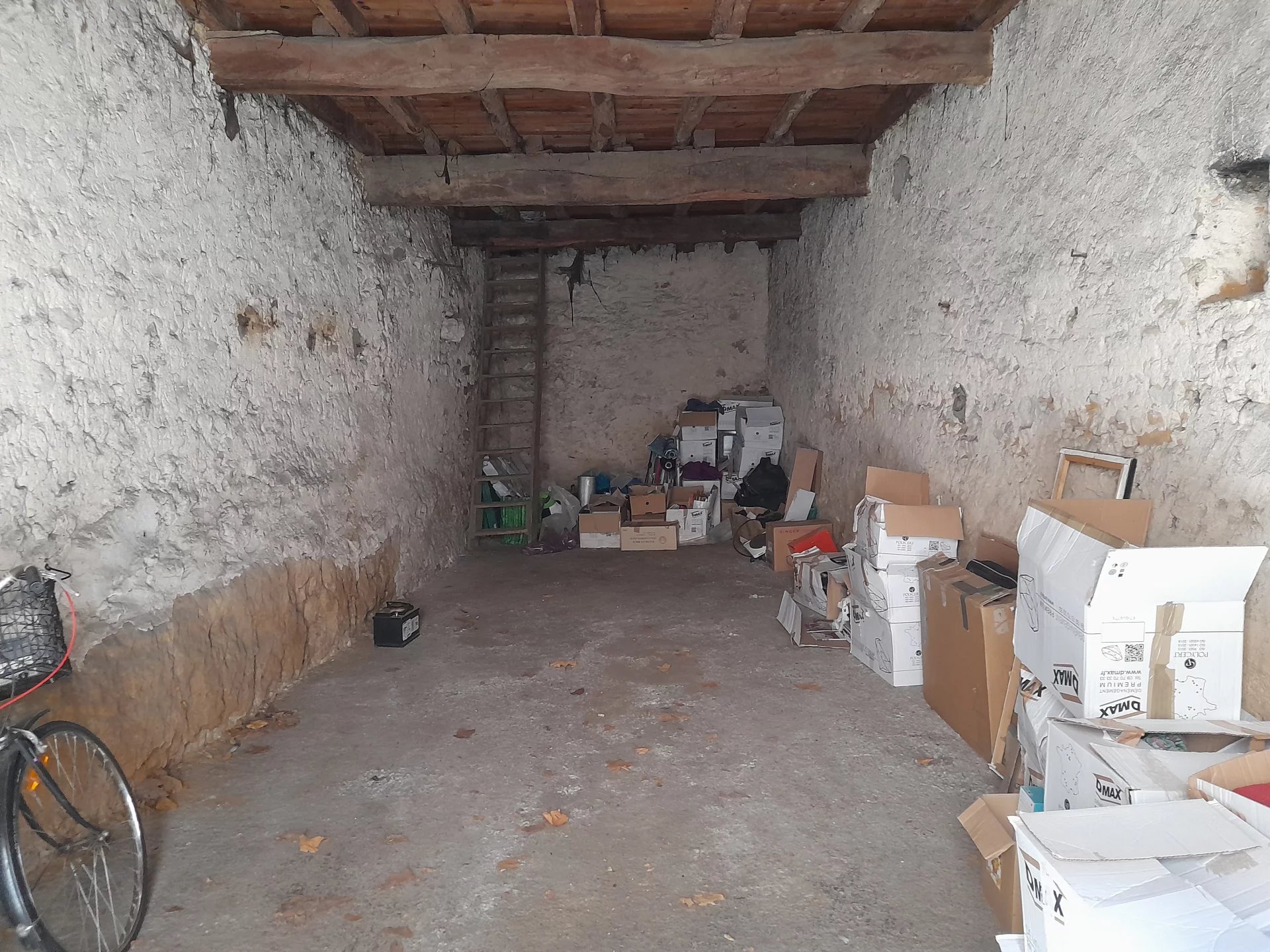 In Aurignac, garage on 3 levels