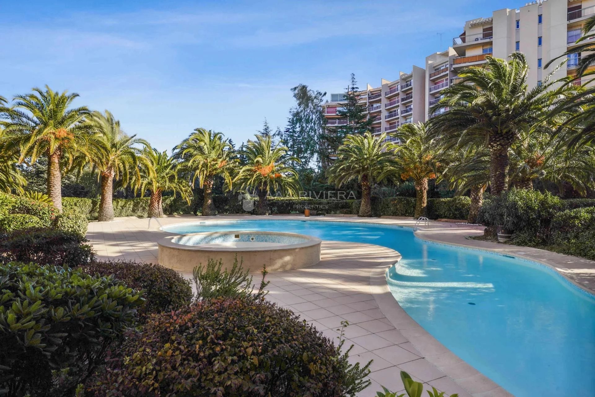 MANDELIEU CLOSE TO CANNES – SOLE AGENT – Superb penthouse with sea view and parking in residence with pool, park, tennis og reception.