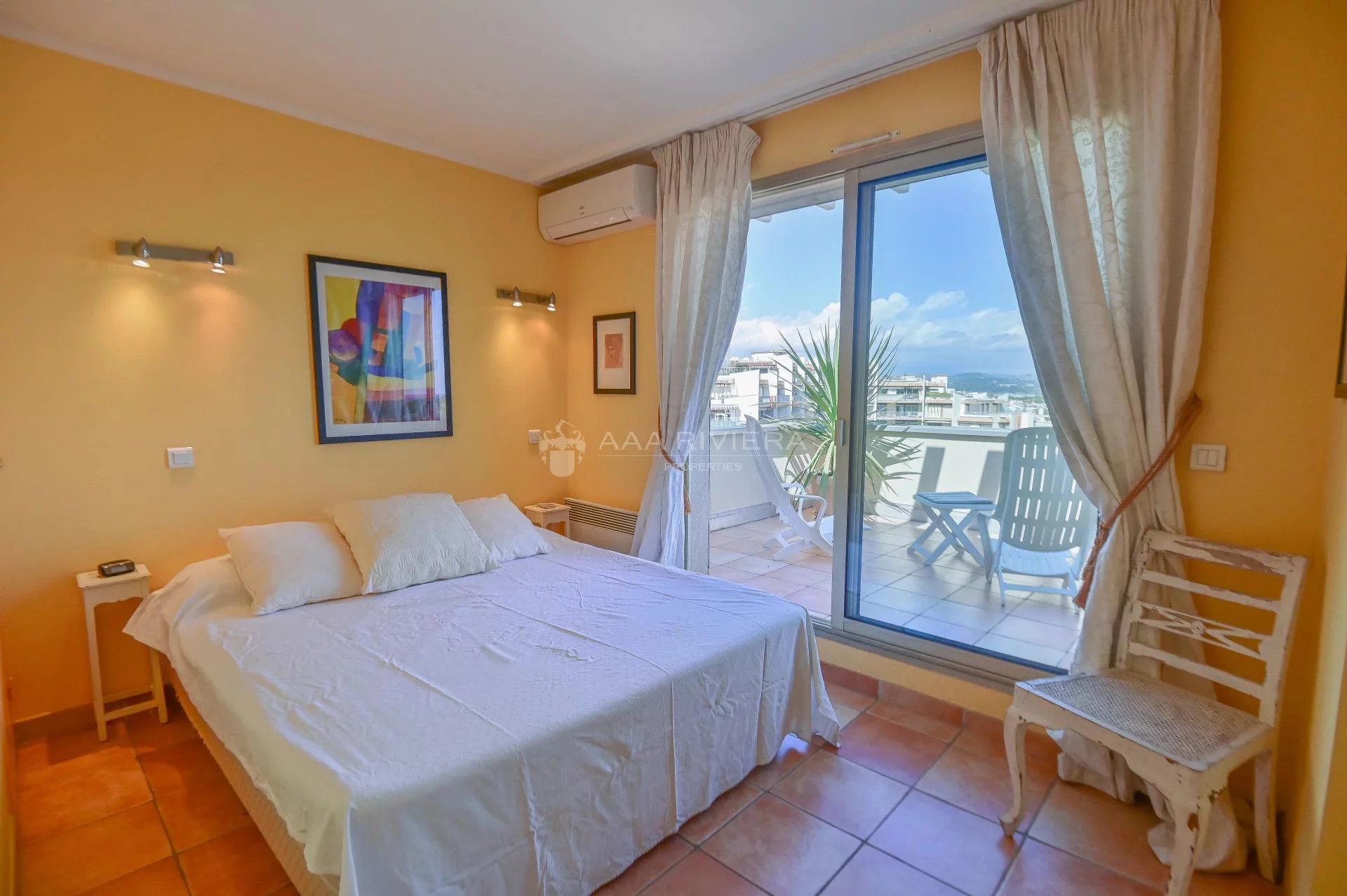 EXLUSIVITE - Mandelieu - Dernier étage, bel appartement 3P de 82m² avec terrasses de 62m². Vue mer. Piscine, tennis.