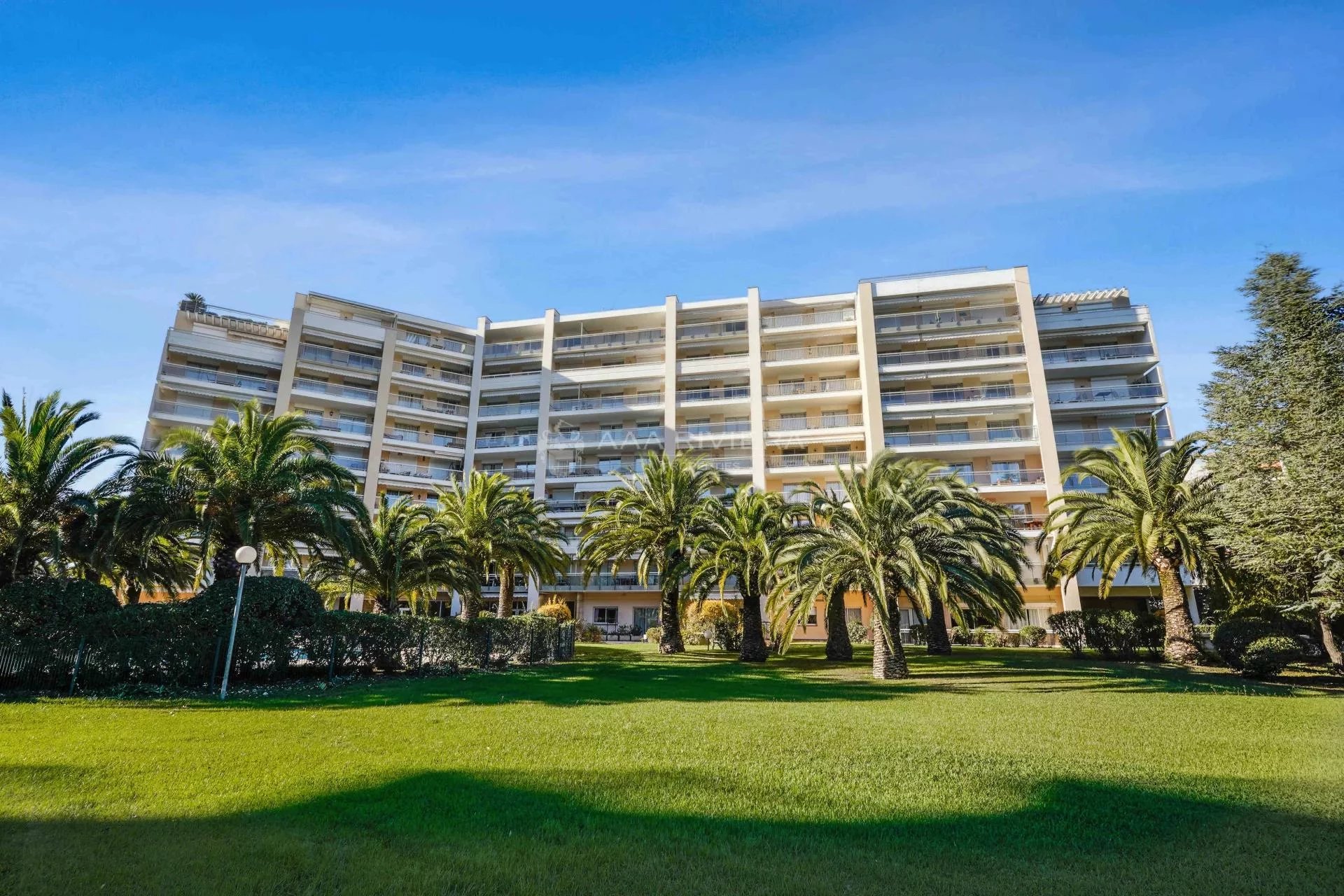 MANDELIEU CLOSE TO CANNES – SOLE AGENT – Superb penthouse with sea view and parking in residence with pool, park, tennis og reception.