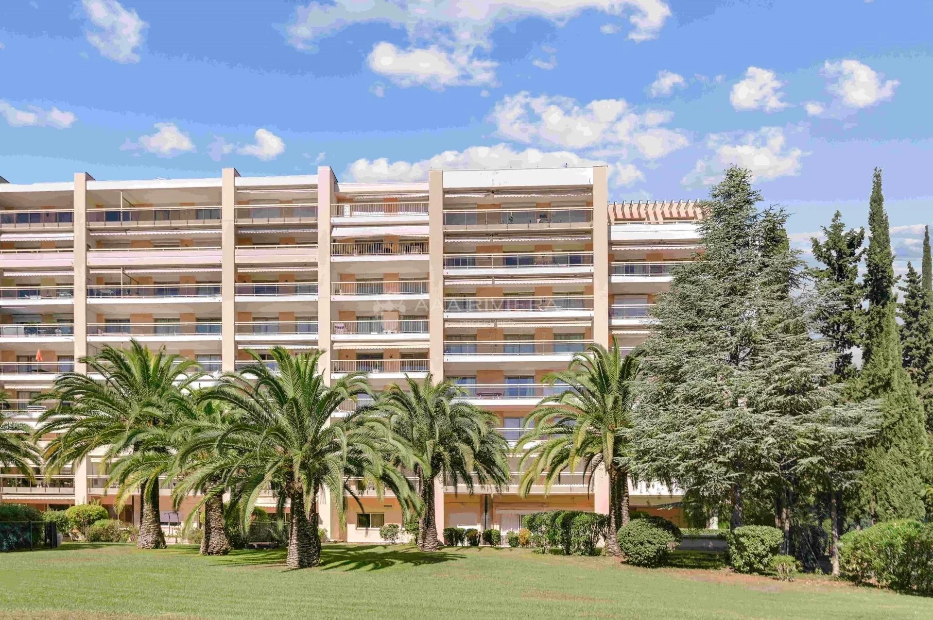 EXLUSIVITE - Mandelieu - Dernier étage, bel appartement 3P de 82m² avec terrasses de 62m². Vue mer. Piscine, tennis.