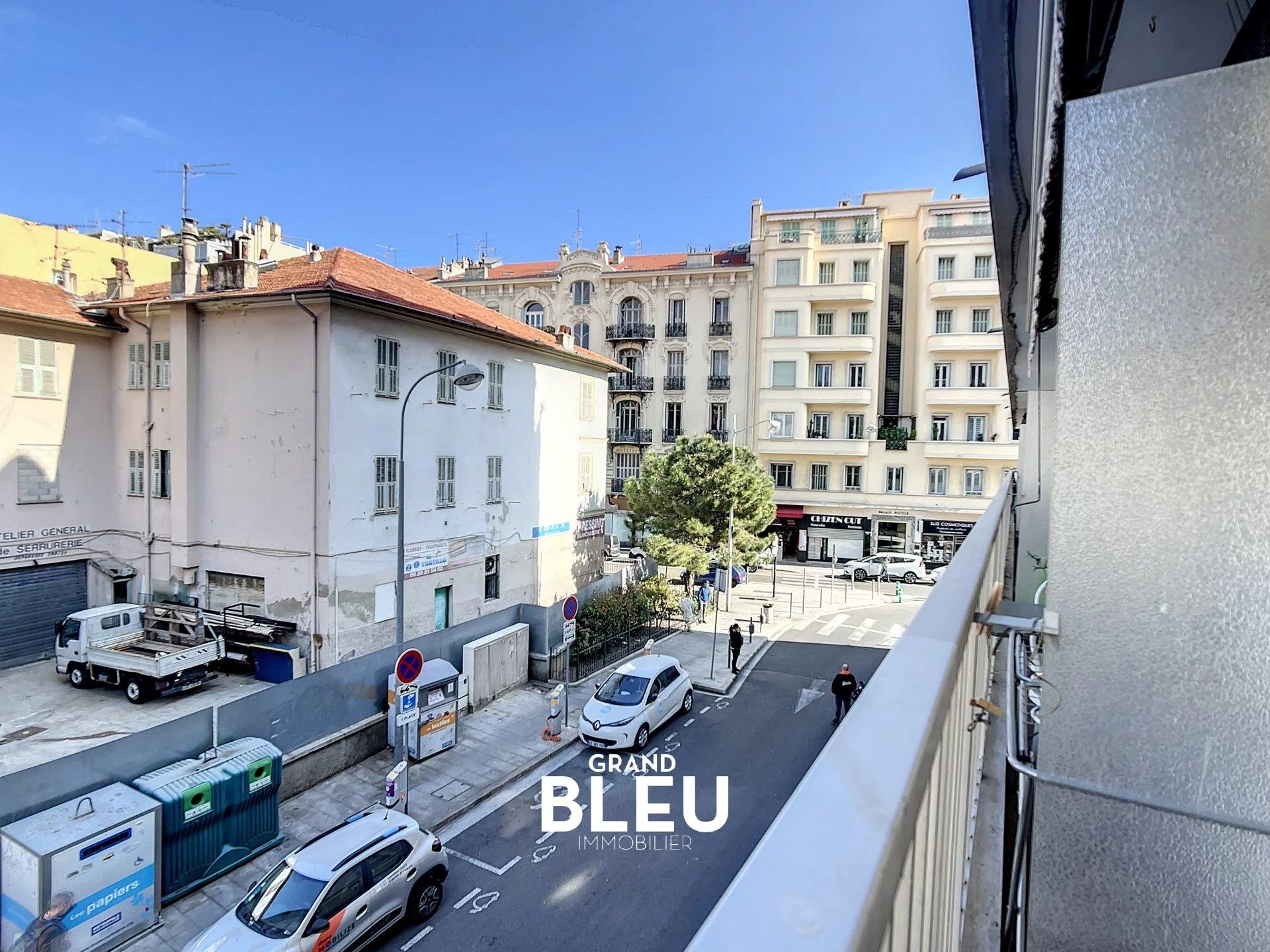 Nice - City center/ Rue de France : 2 bedrooms apartment near the sea with parking, being renovated.