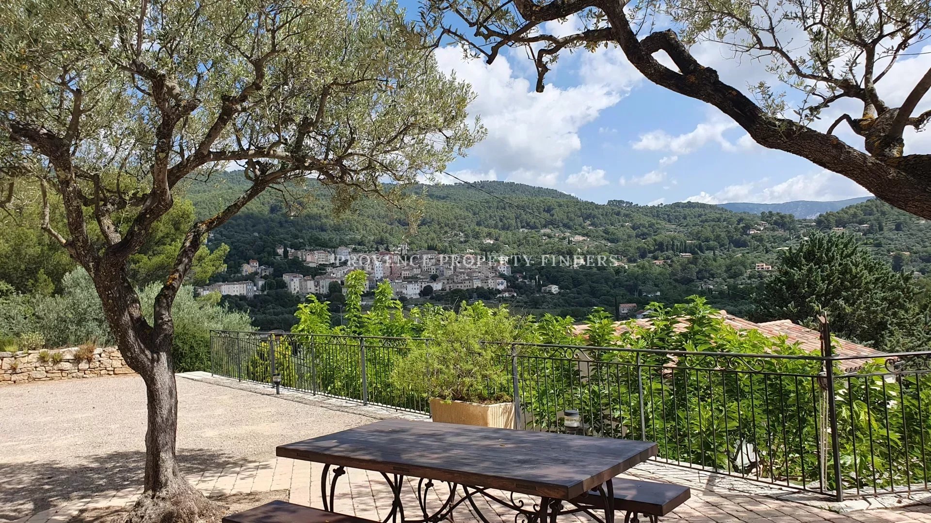 Beautiful property in the heart of the Provence, Exclusive. Property 4 bedrooms and a guest house.  Beautiful view.