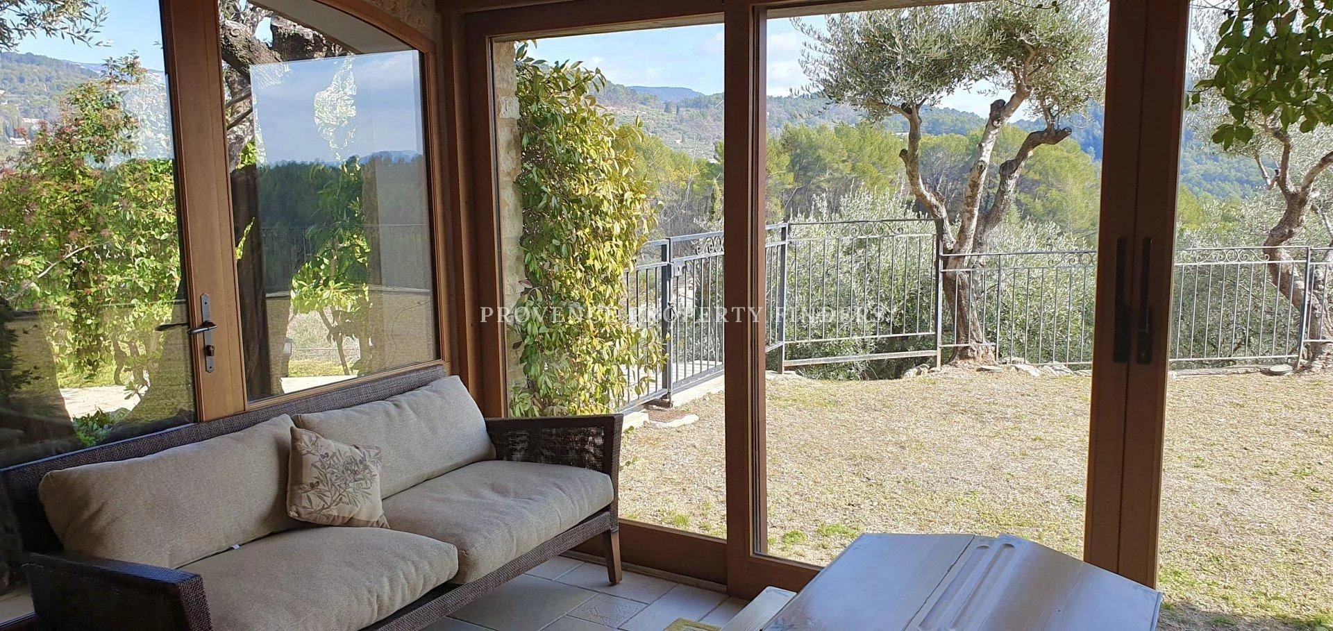 Beautiful property in the heart of the Provence, Exclusive. Property 4 bedrooms and a guest house.  Beautiful view.