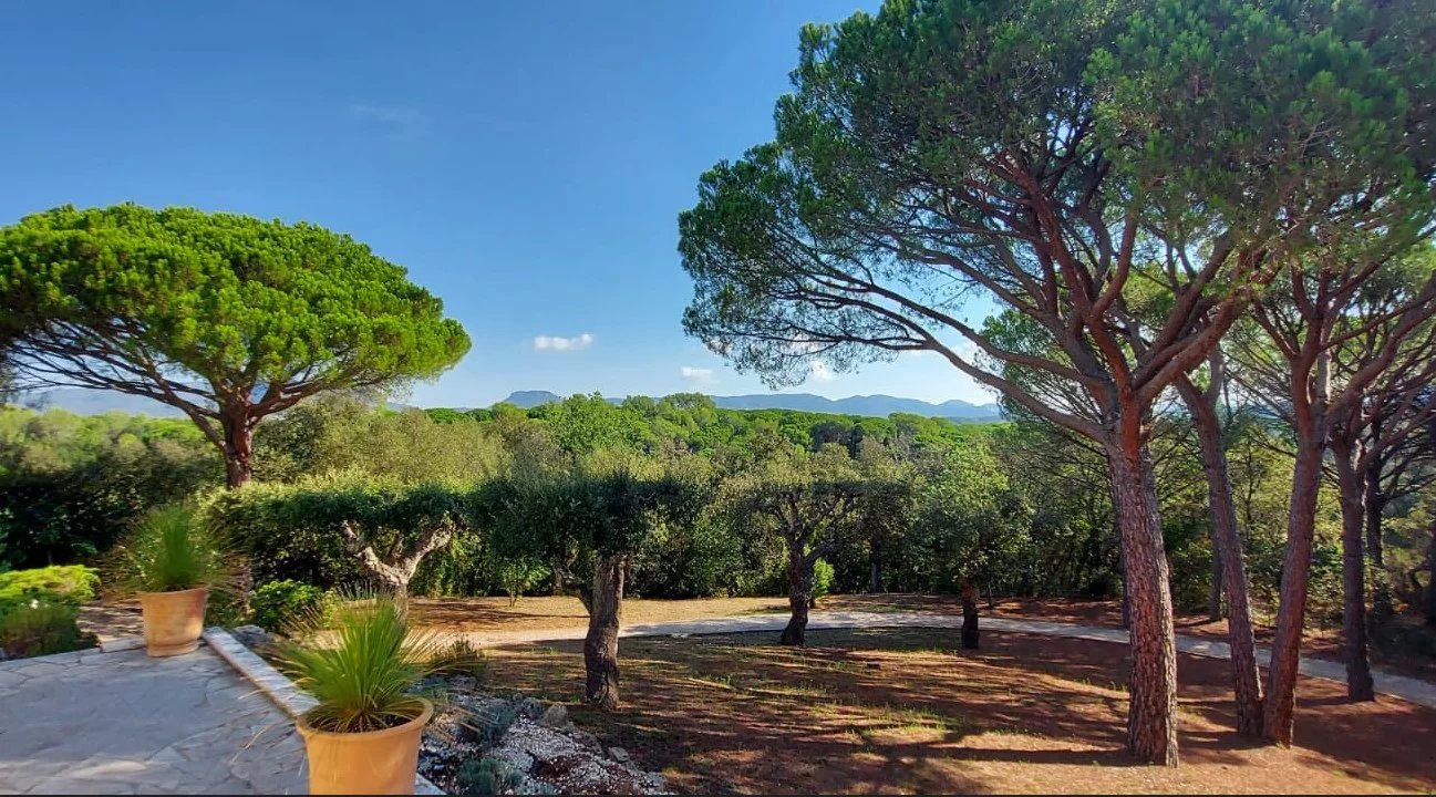 Roquebrune-sur-Argens - Exceptional property with swimming pool and tennis court.