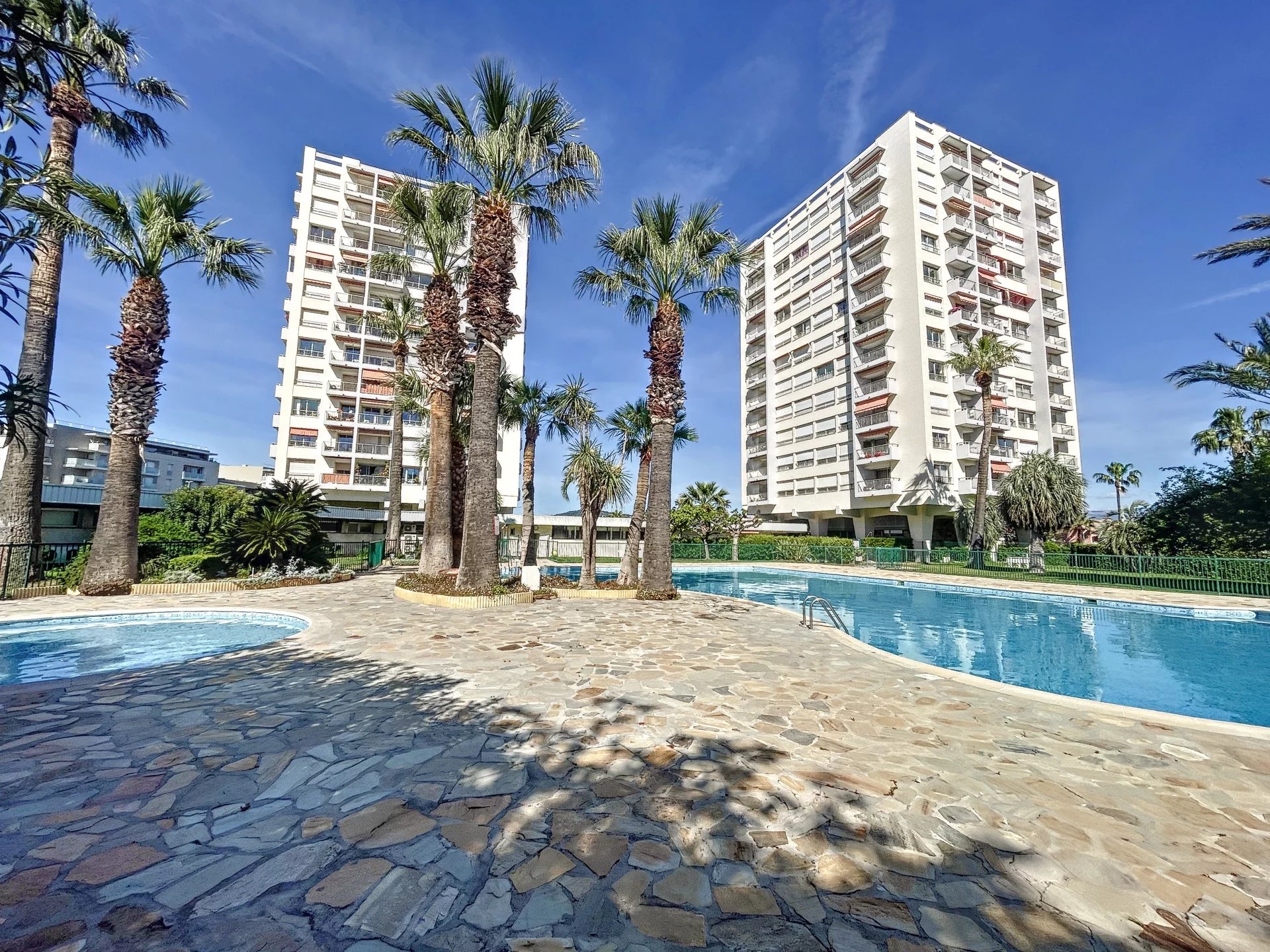 A vendre, Antibes proche centre, appartement 3 pièces d'angle, avec terrasse et belle vue dégagée mer, collines et montagnes