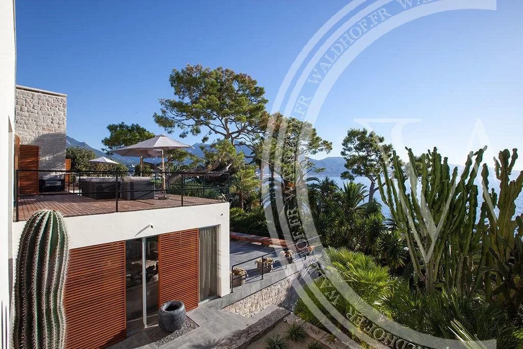 Villa avec vue sur les jardins et la mer